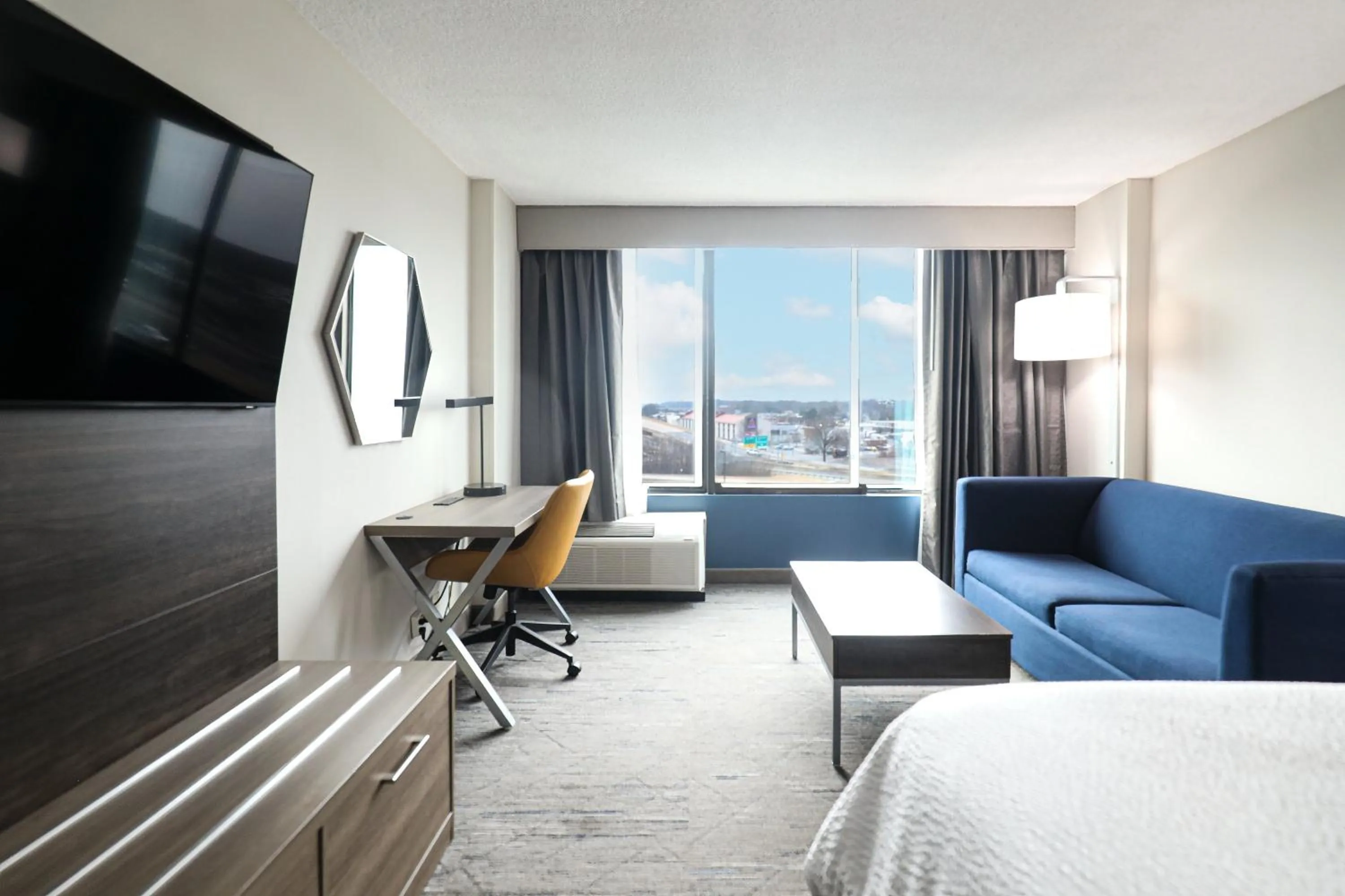 Photo of the whole room, Bed in Holiday Inn Express Washington DC SW - Springfield by IHG