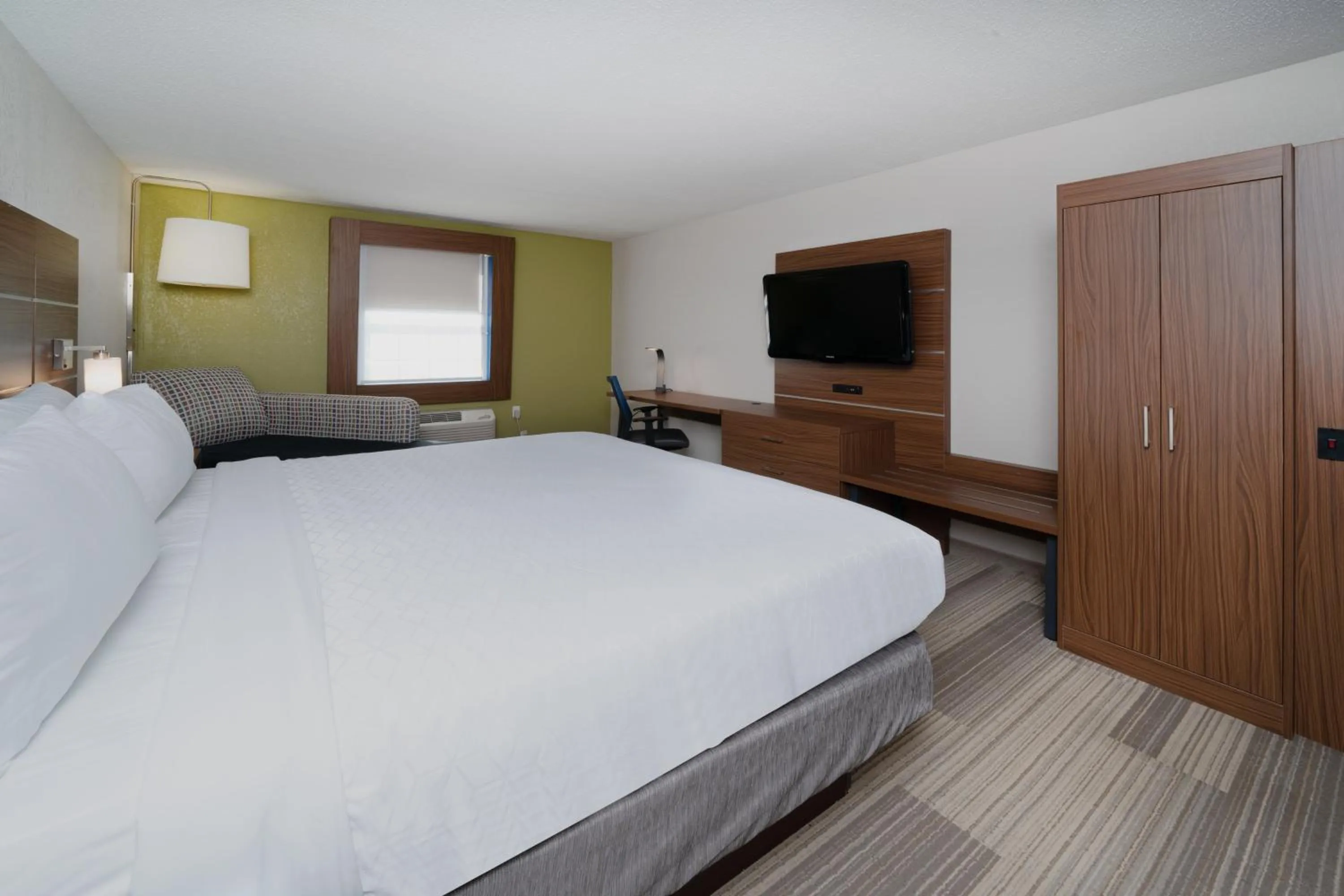 Photo of the whole room, Bed in Holiday Inn Express Prince Frederick by IHG