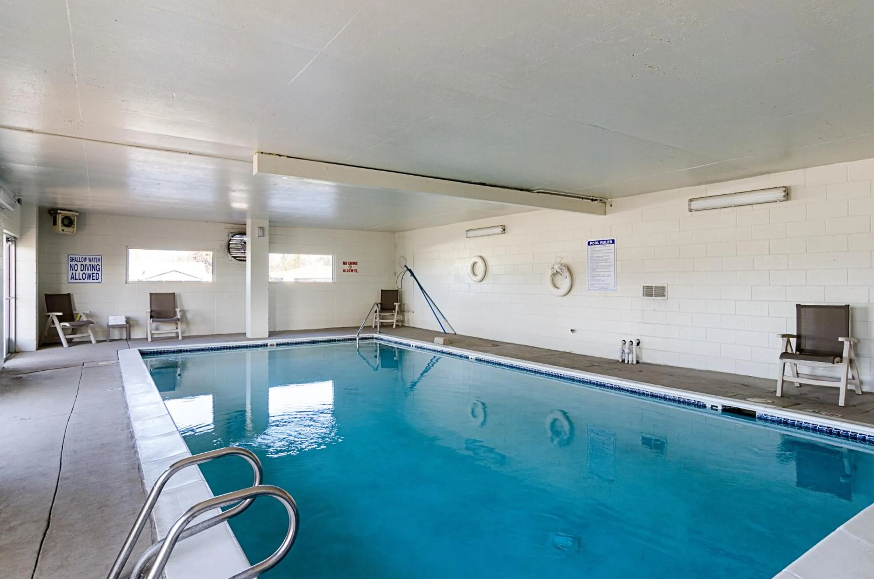 Swimming pool in Motel 6- Denver, CO Downtown