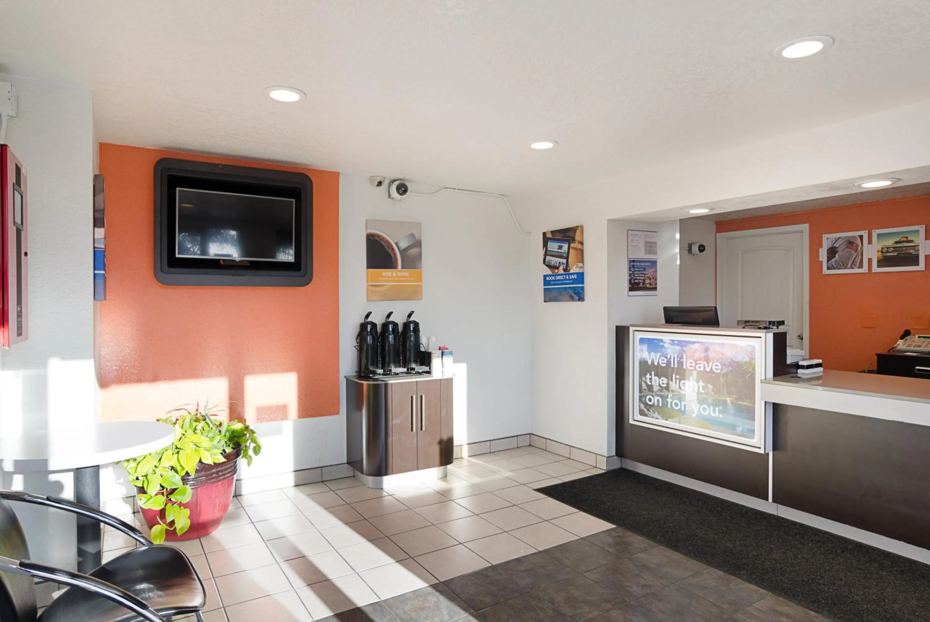 Lobby or reception in Motel 6- Denver, CO Downtown