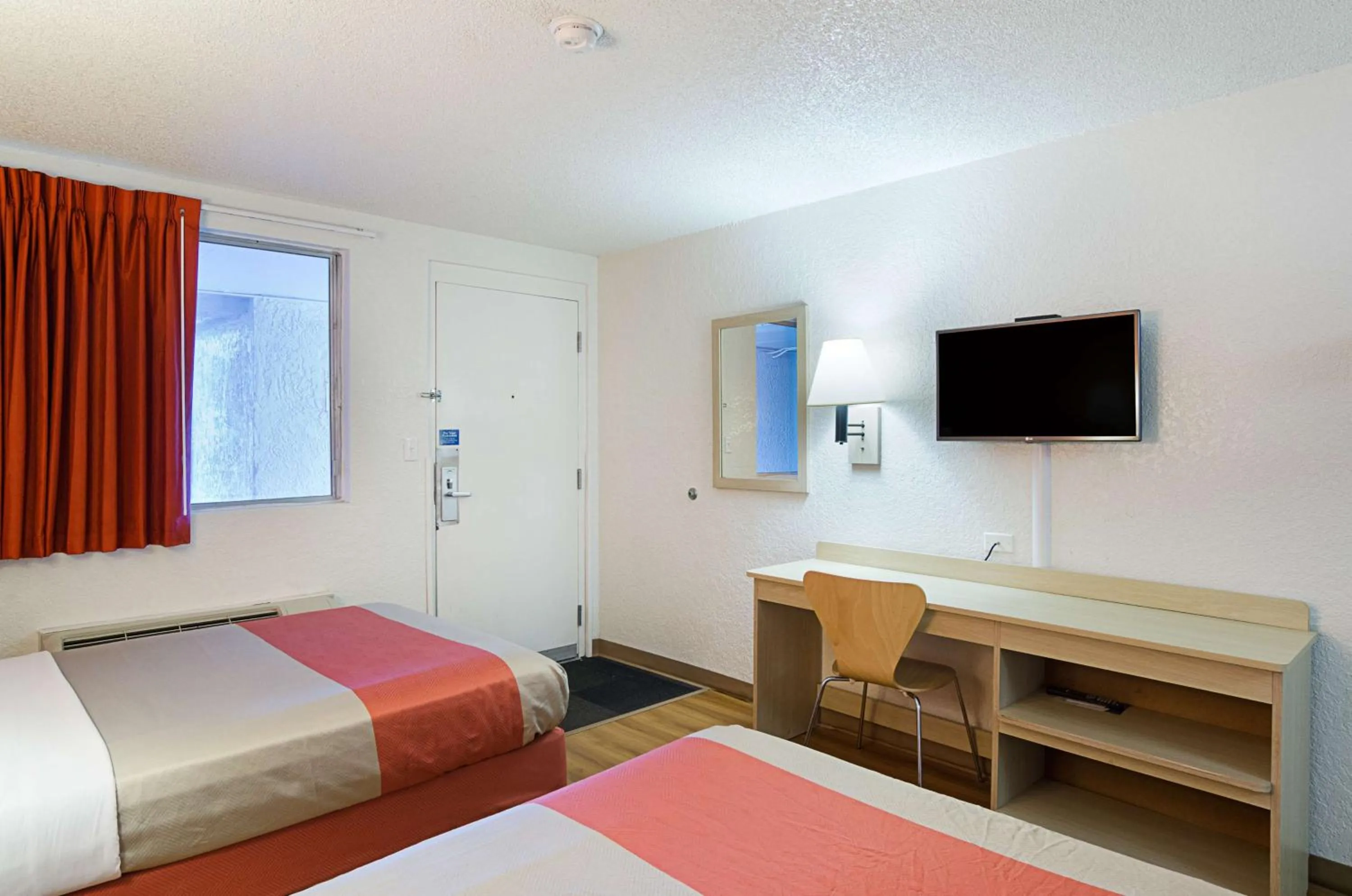 TV and multimedia, Bed in Motel 6- Denver, CO Downtown