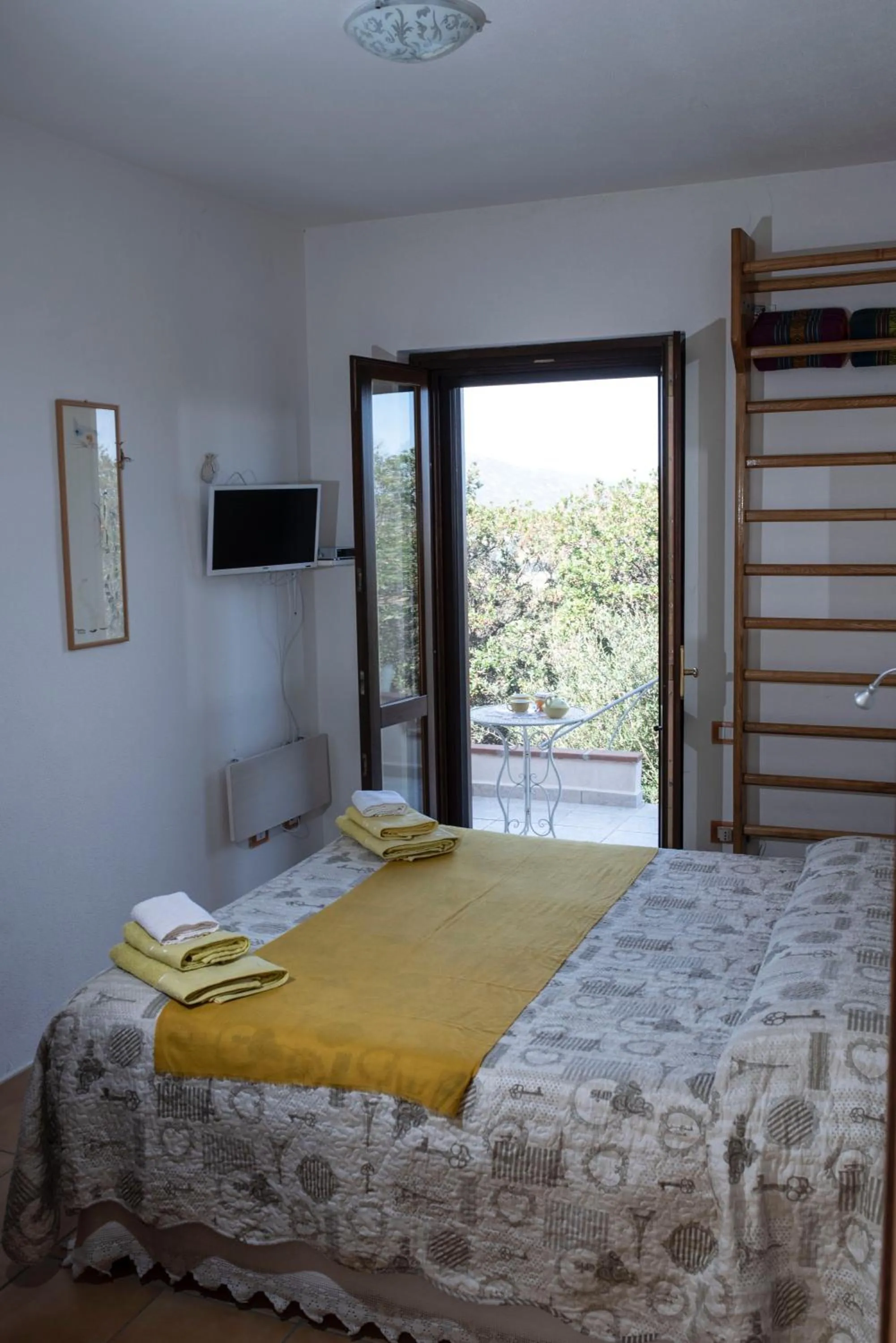 Bedroom, Bed in Suite cucinino, bagno, ingresso indipendente in" Villa VìVì"