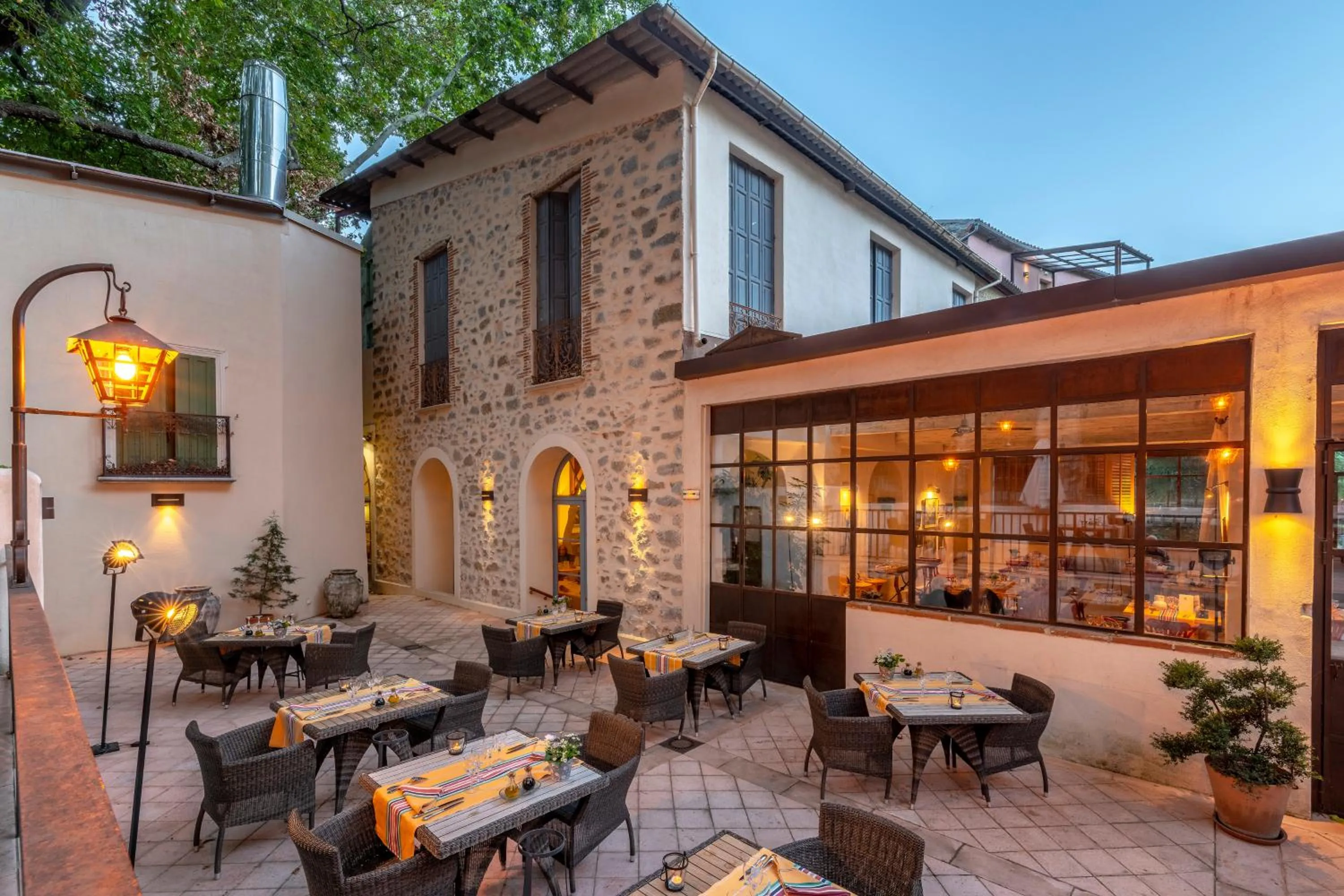 Restaurant/places to eat in Le Grand Hôtel