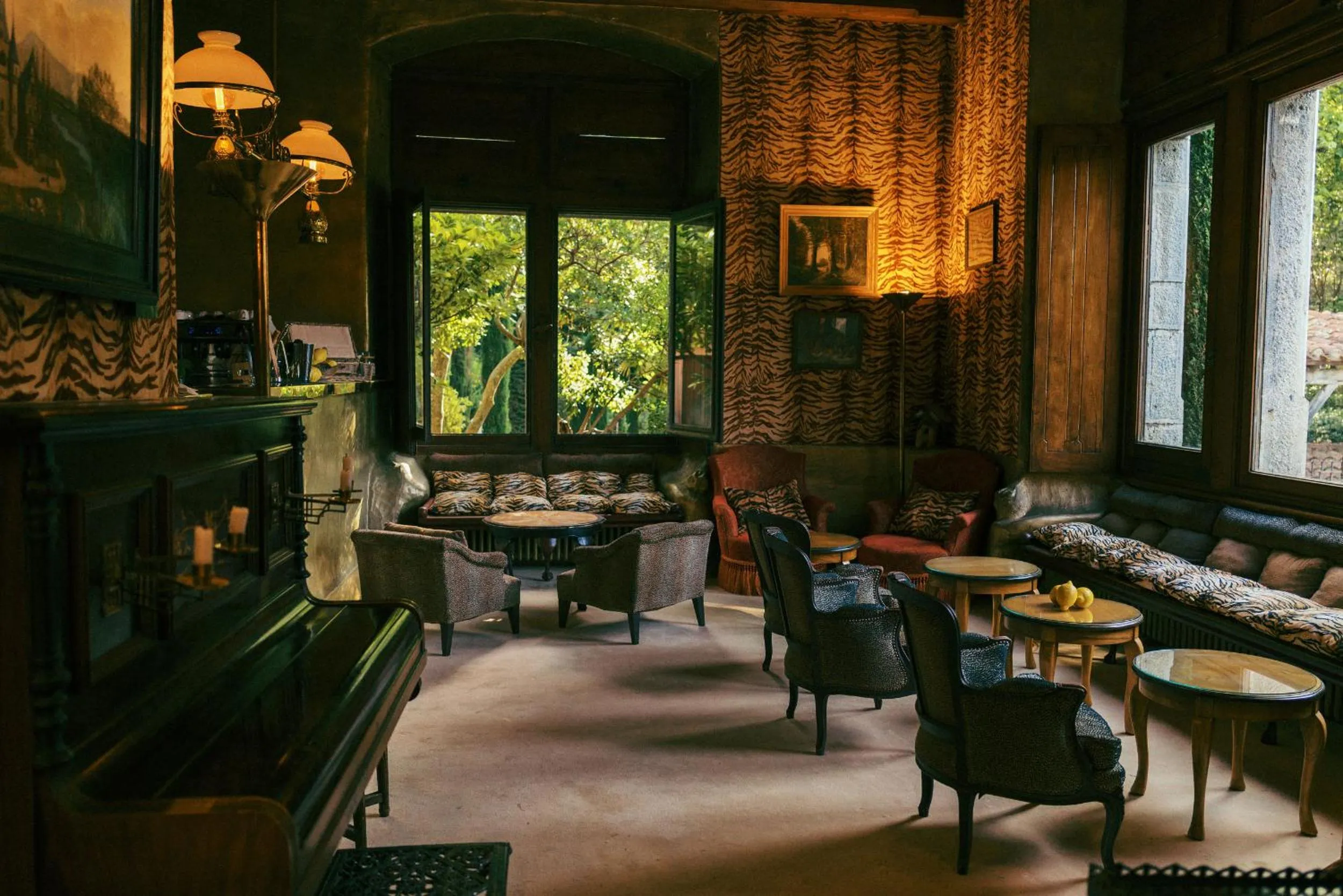 Lounge or bar in Les Pyrénées - le Grand Hôtel & le Château