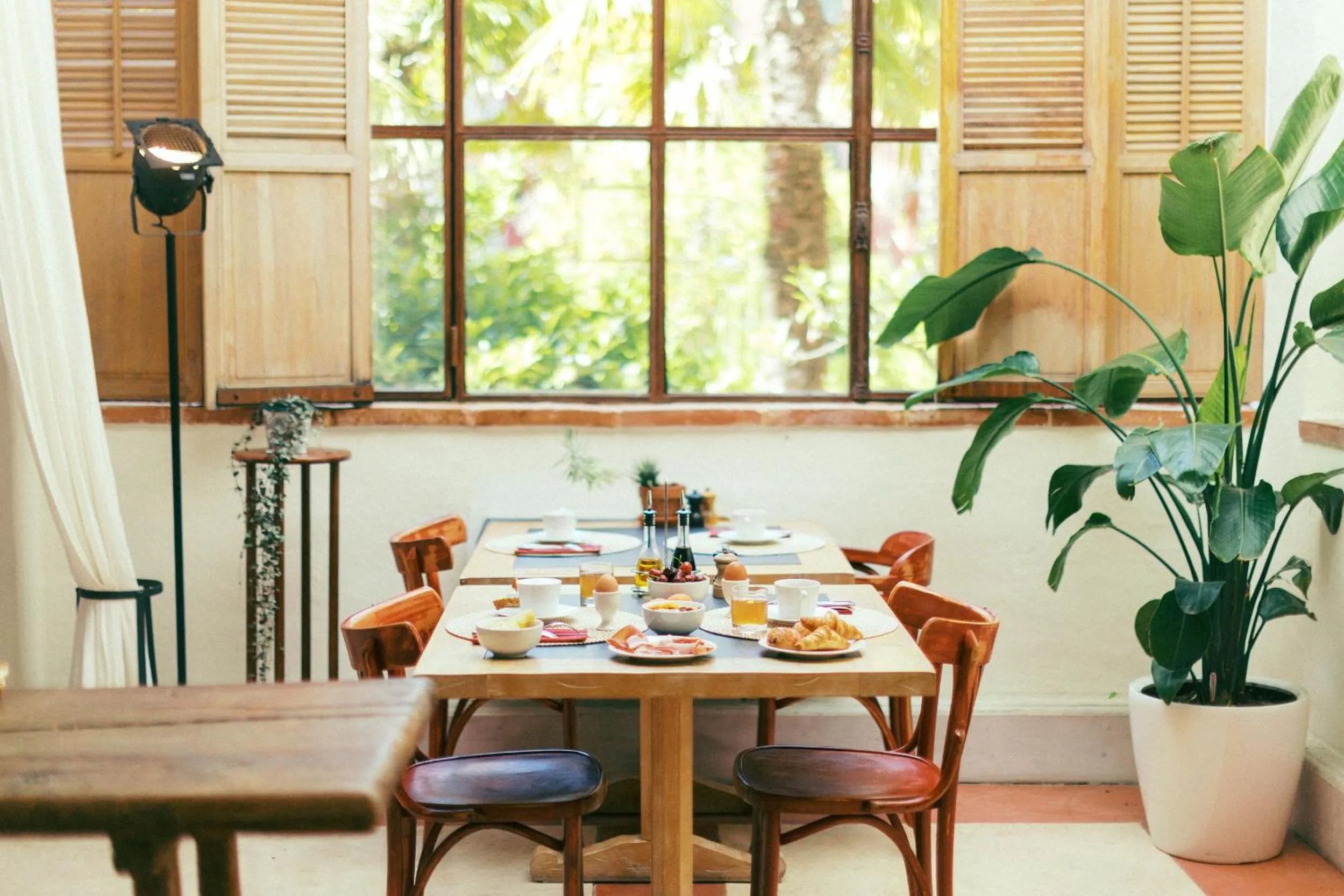 Breakfast in Les Pyrénées - le Grand Hôtel & le Château