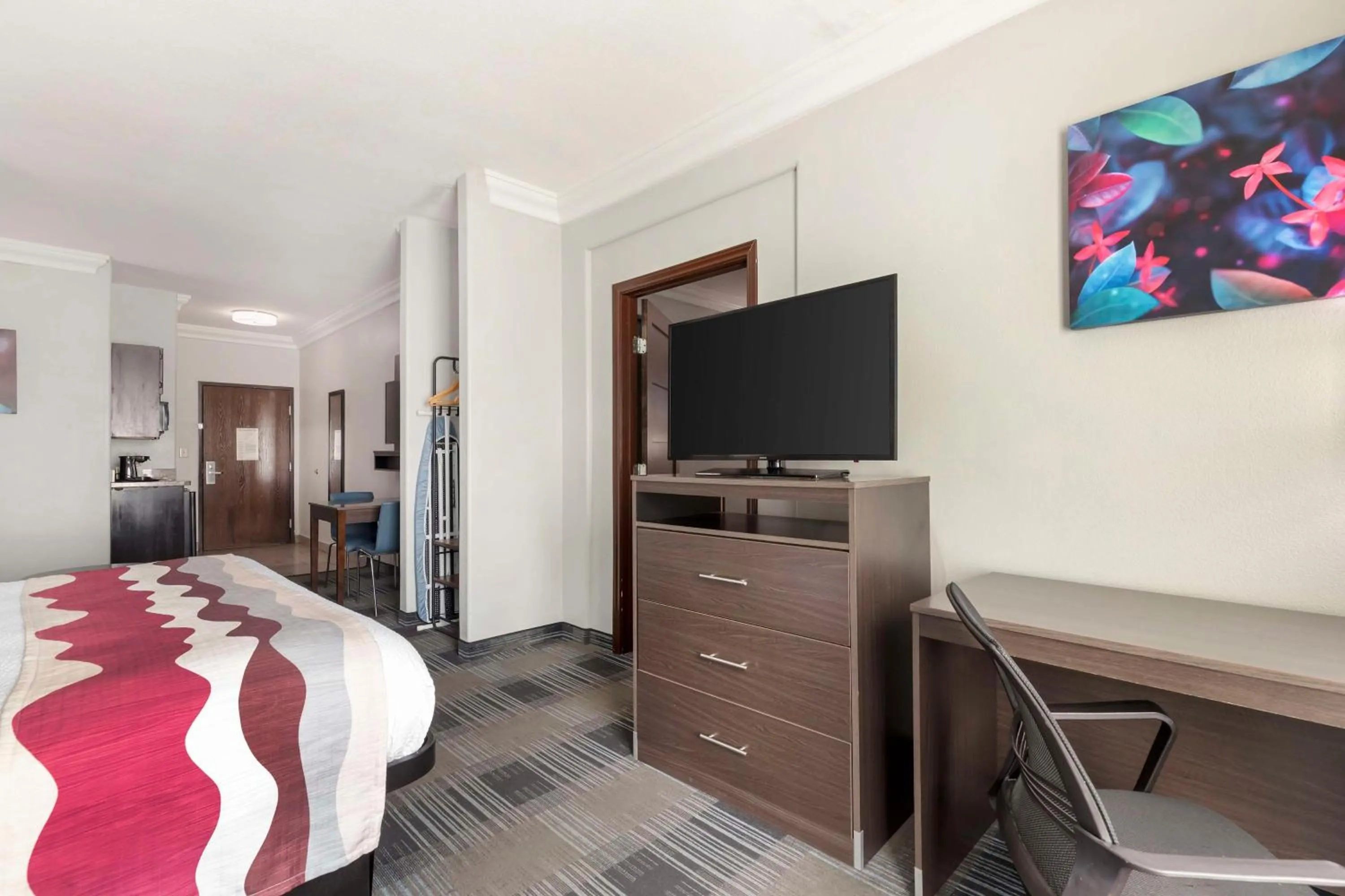 Photo of the whole room, Bed in Best Western Medical Center North Inn & Suites Near Six Flags