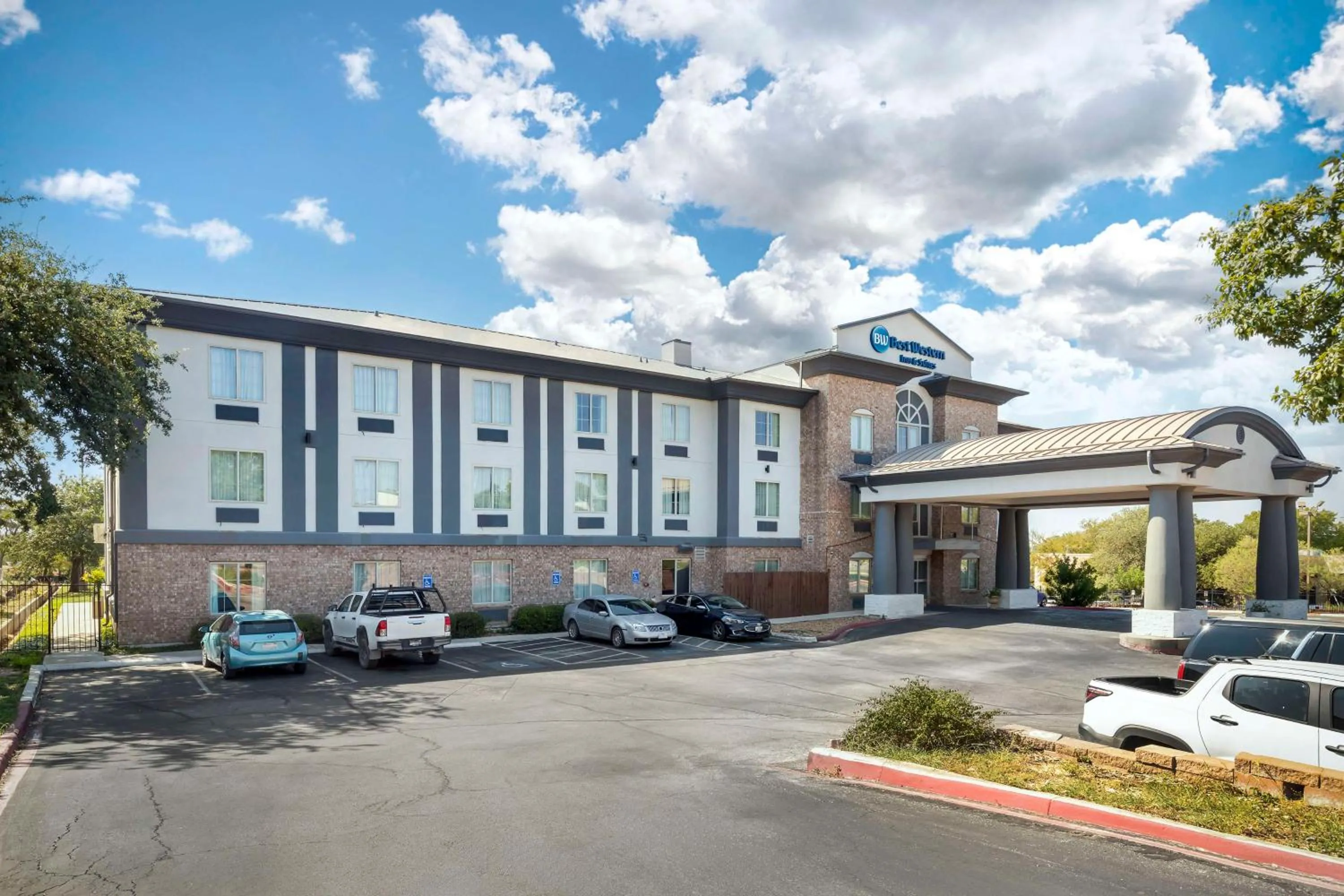 Property building in Best Western Medical Center North Inn & Suites Near Six Flags