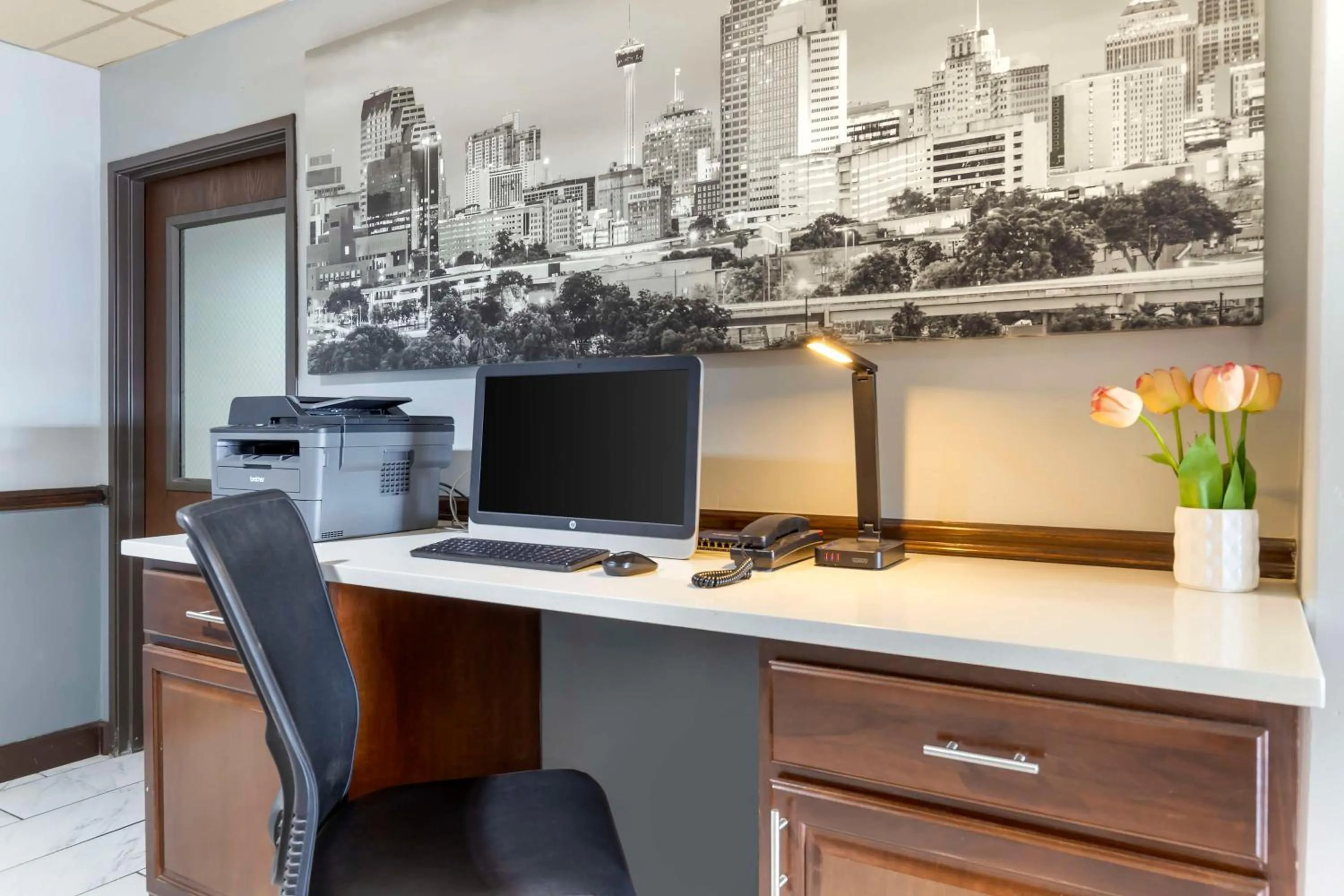Business facilities in Best Western Medical Center North Inn & Suites Near Six Flags