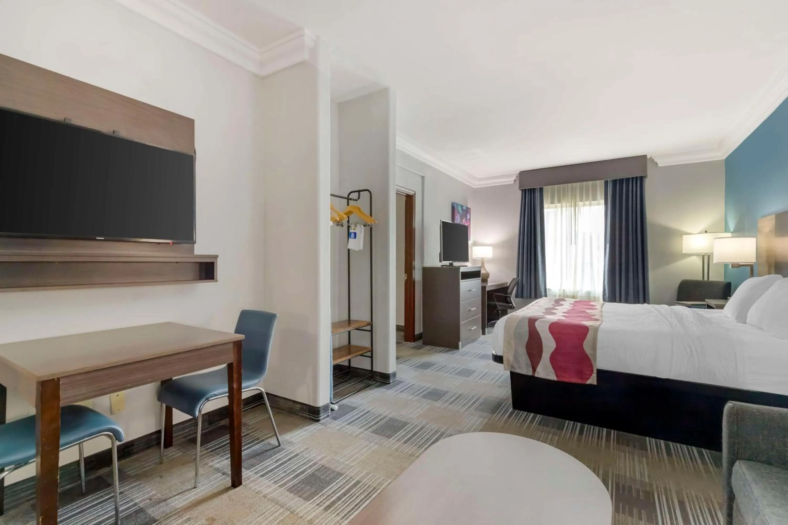 Photo of the whole room, Bed in Best Western Medical Center North Inn & Suites Near Six Flags