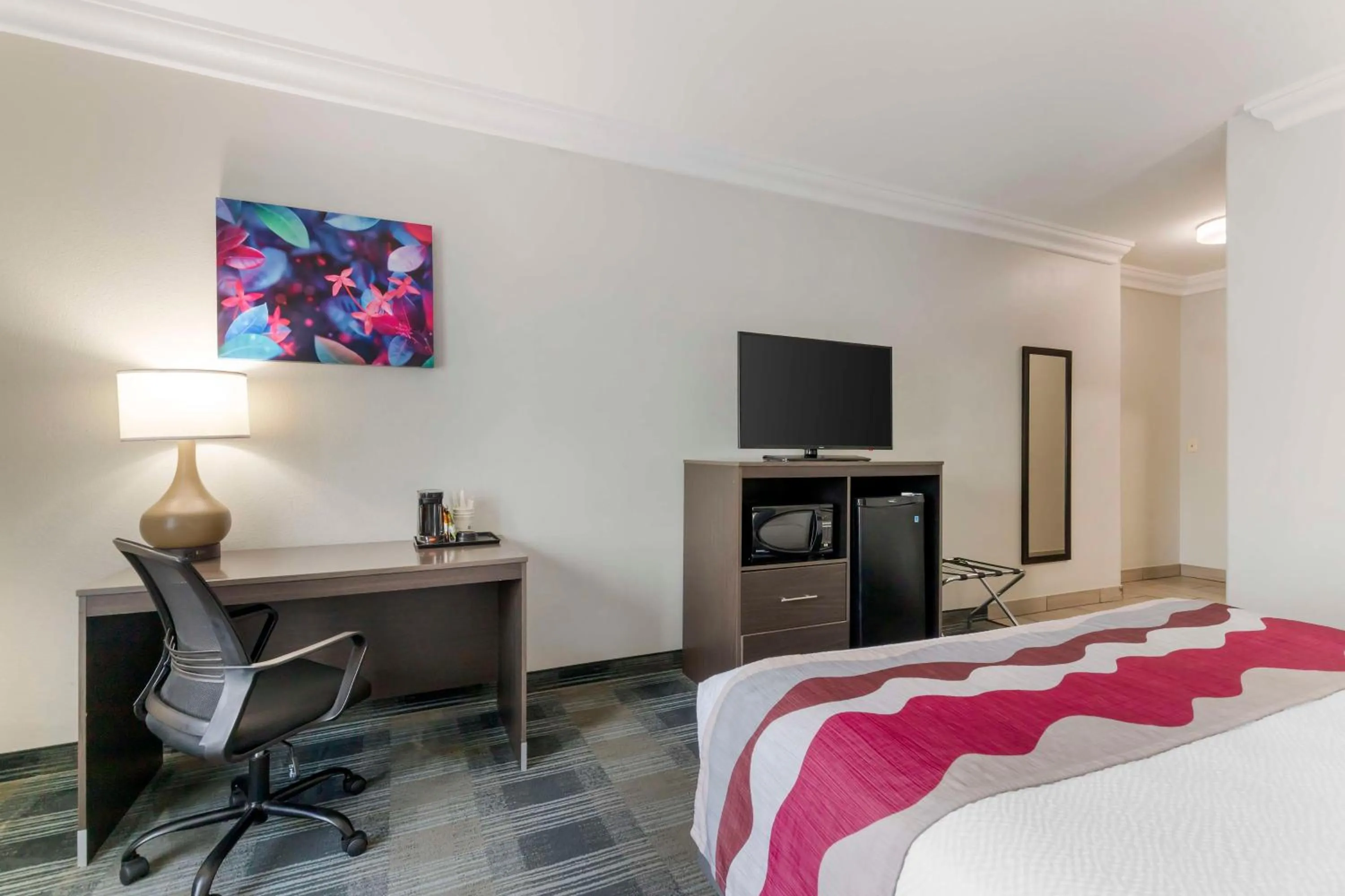 Bedroom, Bed in Best Western Medical Center North Inn & Suites Near Six Flags