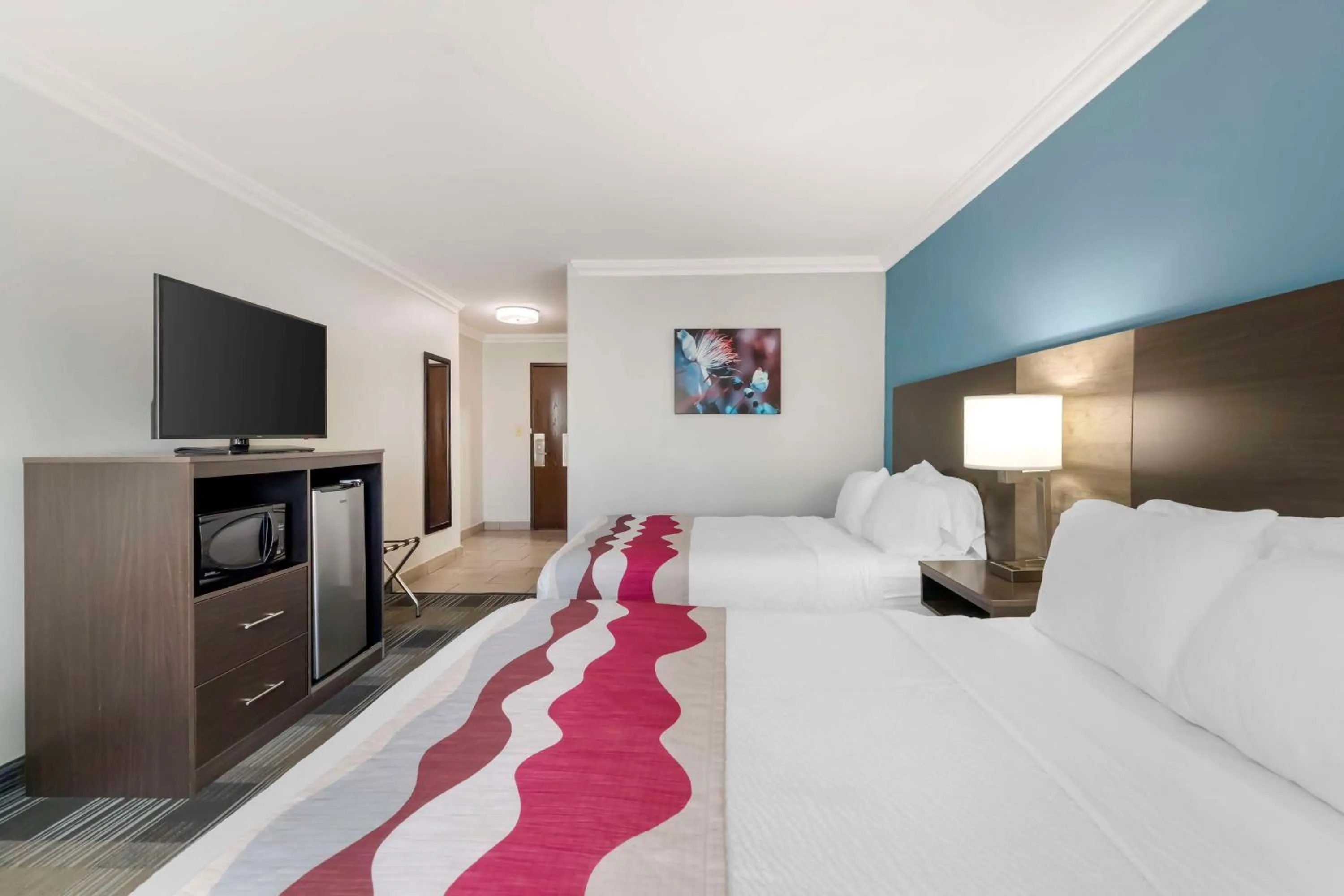 Bedroom, Bed in Best Western Medical Center North Inn & Suites Near Six Flags