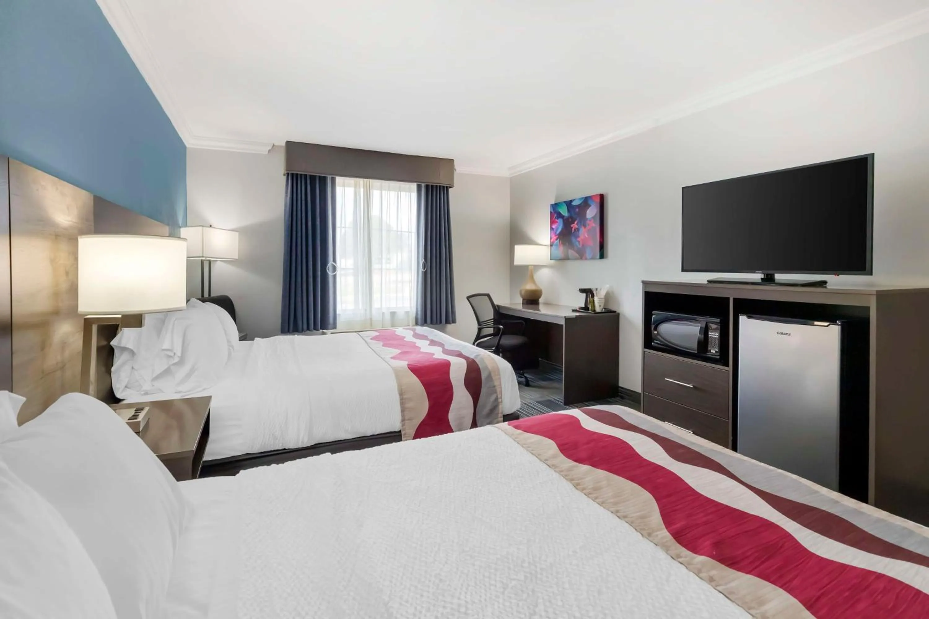 Bedroom, Bed in Best Western Medical Center North Inn & Suites Near Six Flags