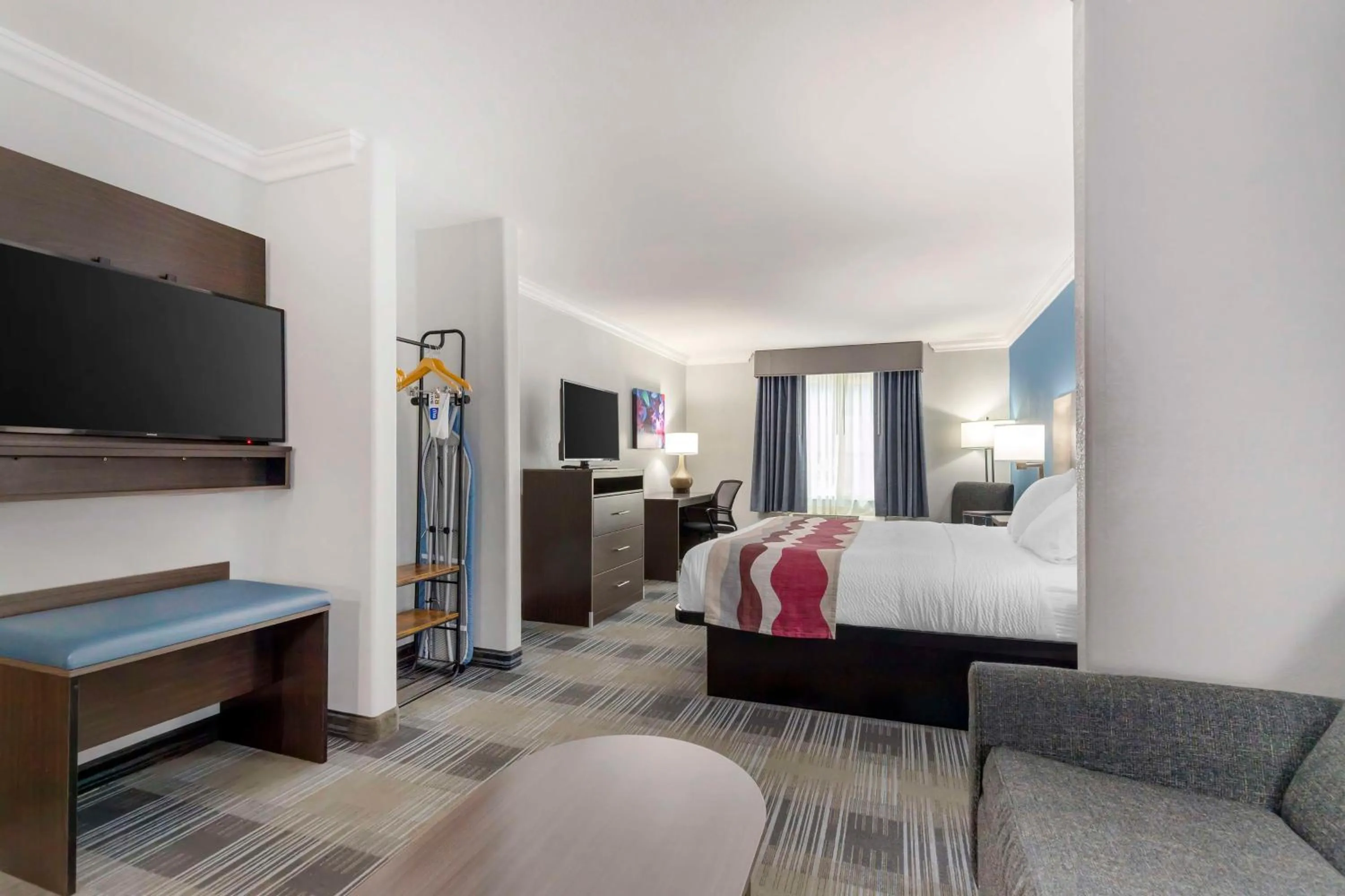 Photo of the whole room, Bed in Best Western Medical Center North Inn & Suites Near Six Flags