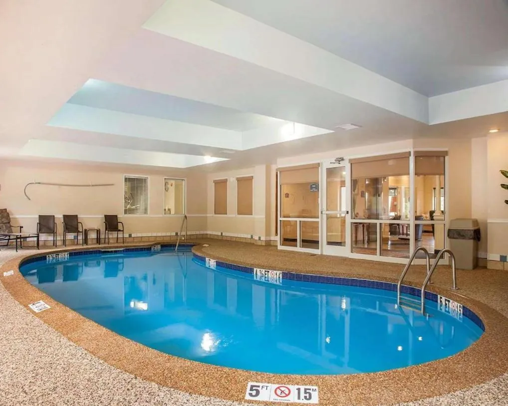 Swimming pool in Comfort Suites West Warwick - Providence