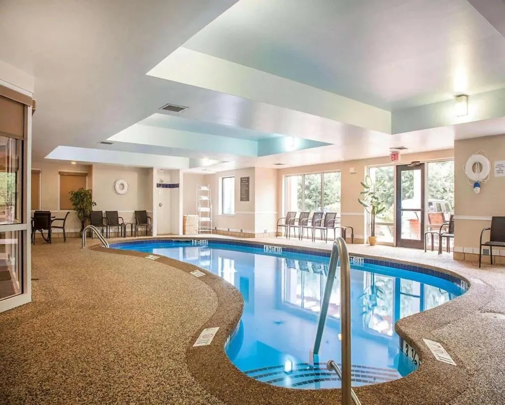 Swimming pool in Comfort Suites West Warwick - Providence