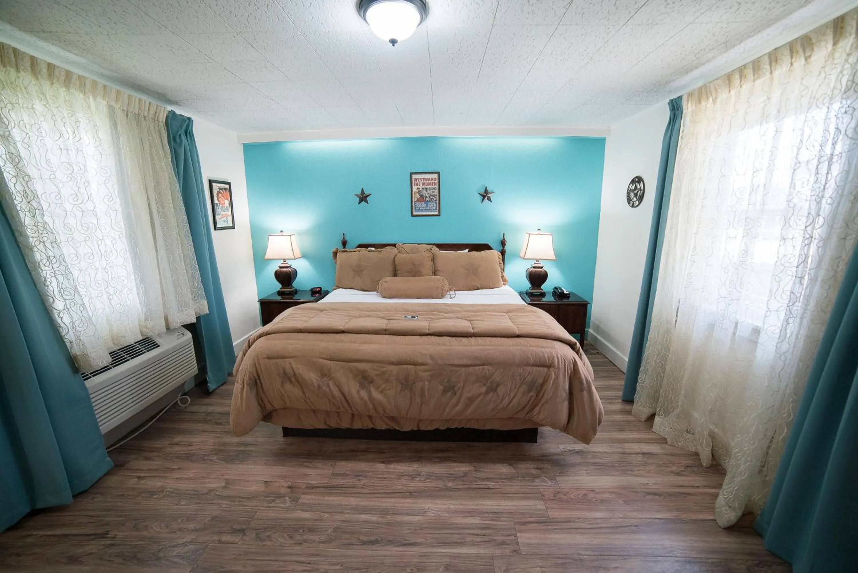 Photo of the whole room, Bed in Parry Lodge