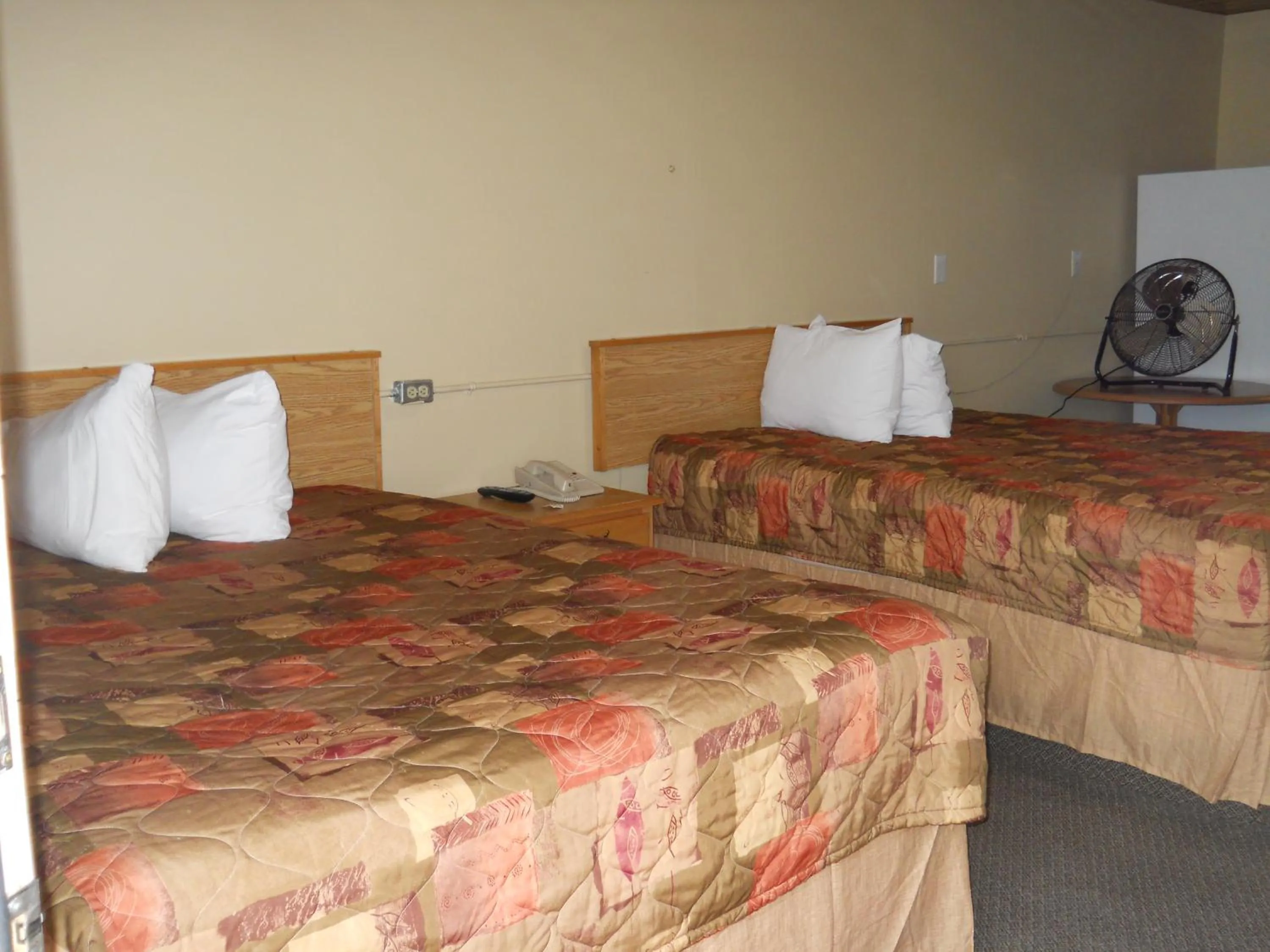 Bedroom, Bed in TC Motel