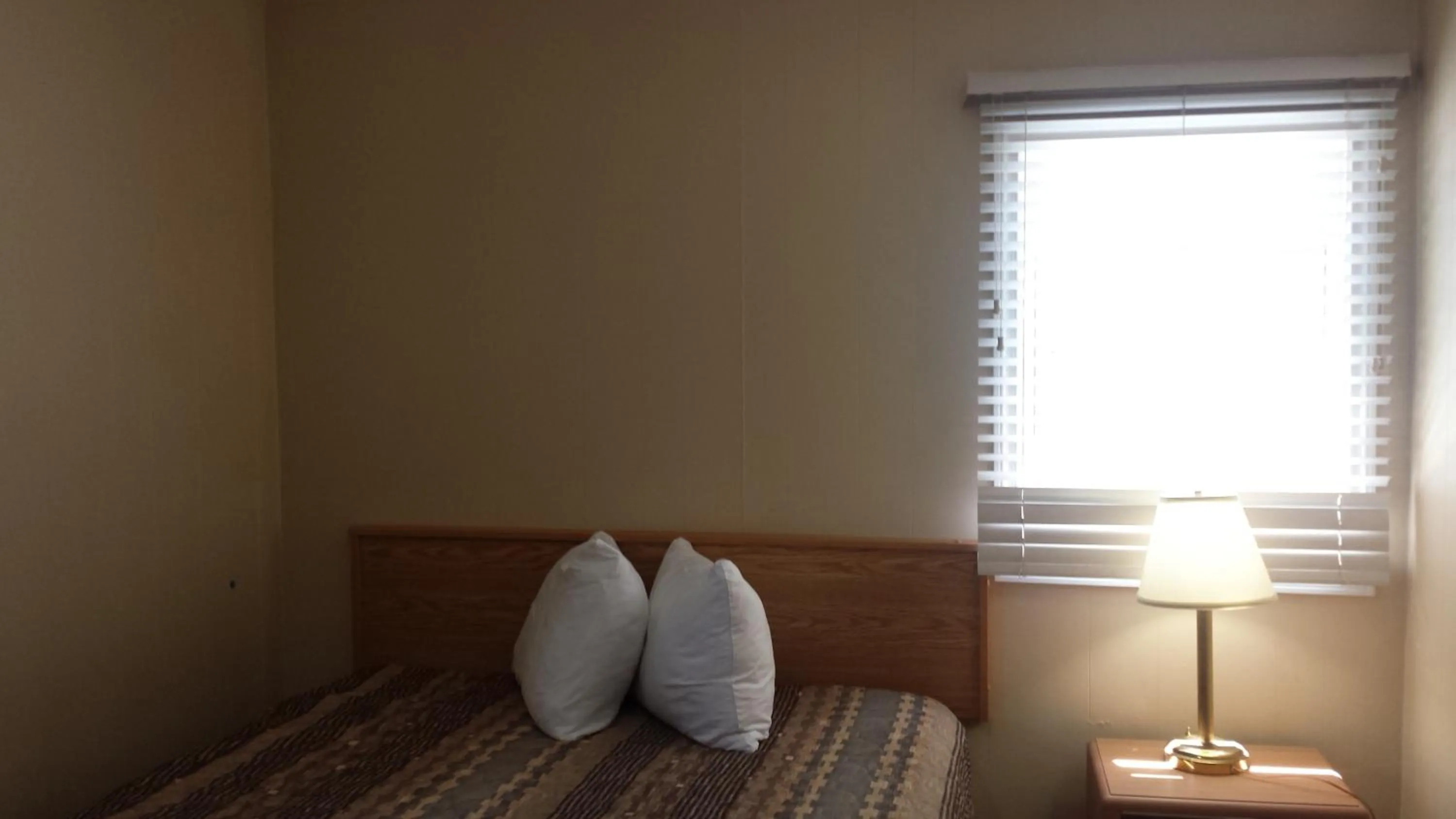 Bedroom, Bed in TC Motel