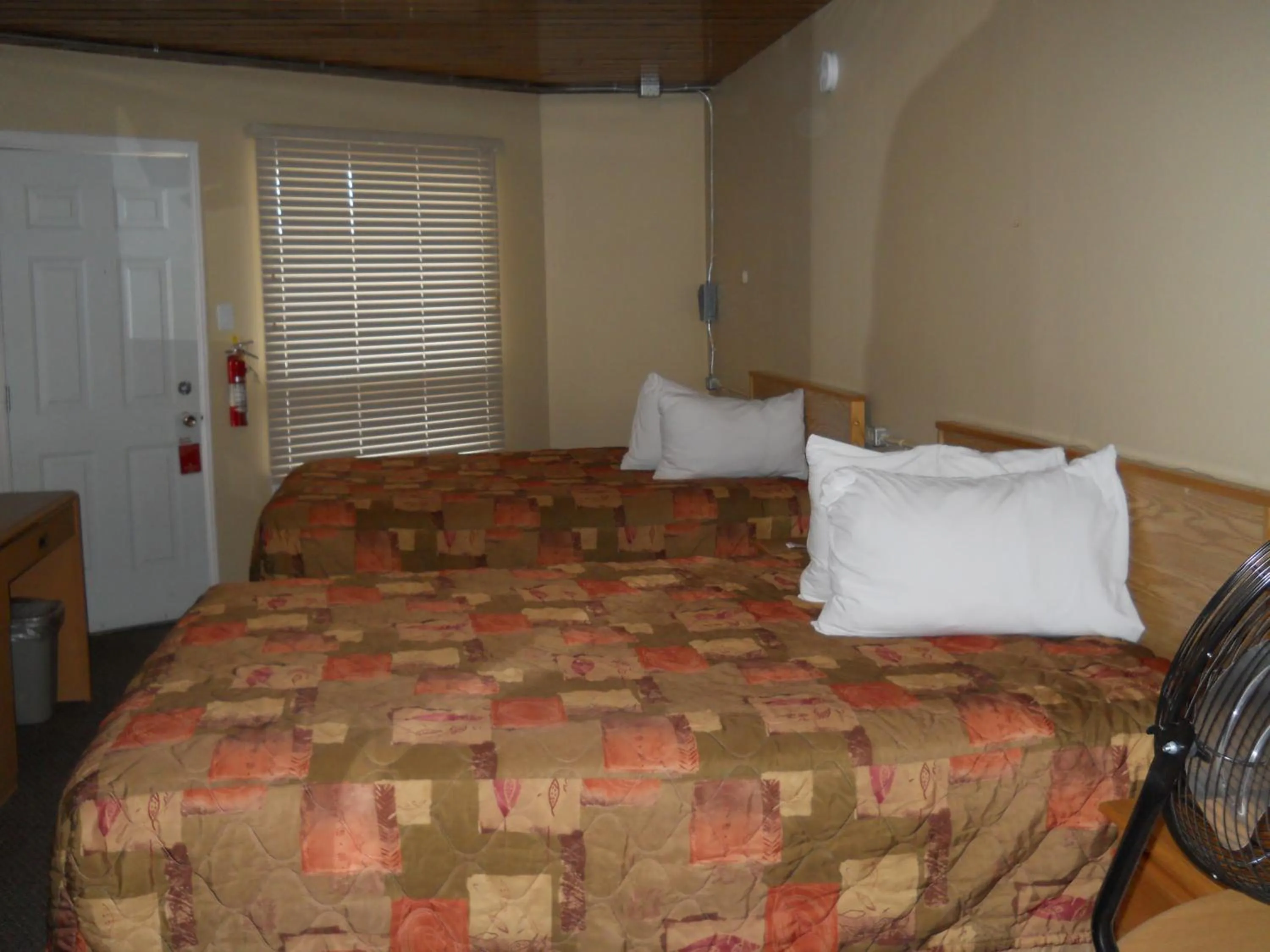 Bedroom, Bed in TC Motel