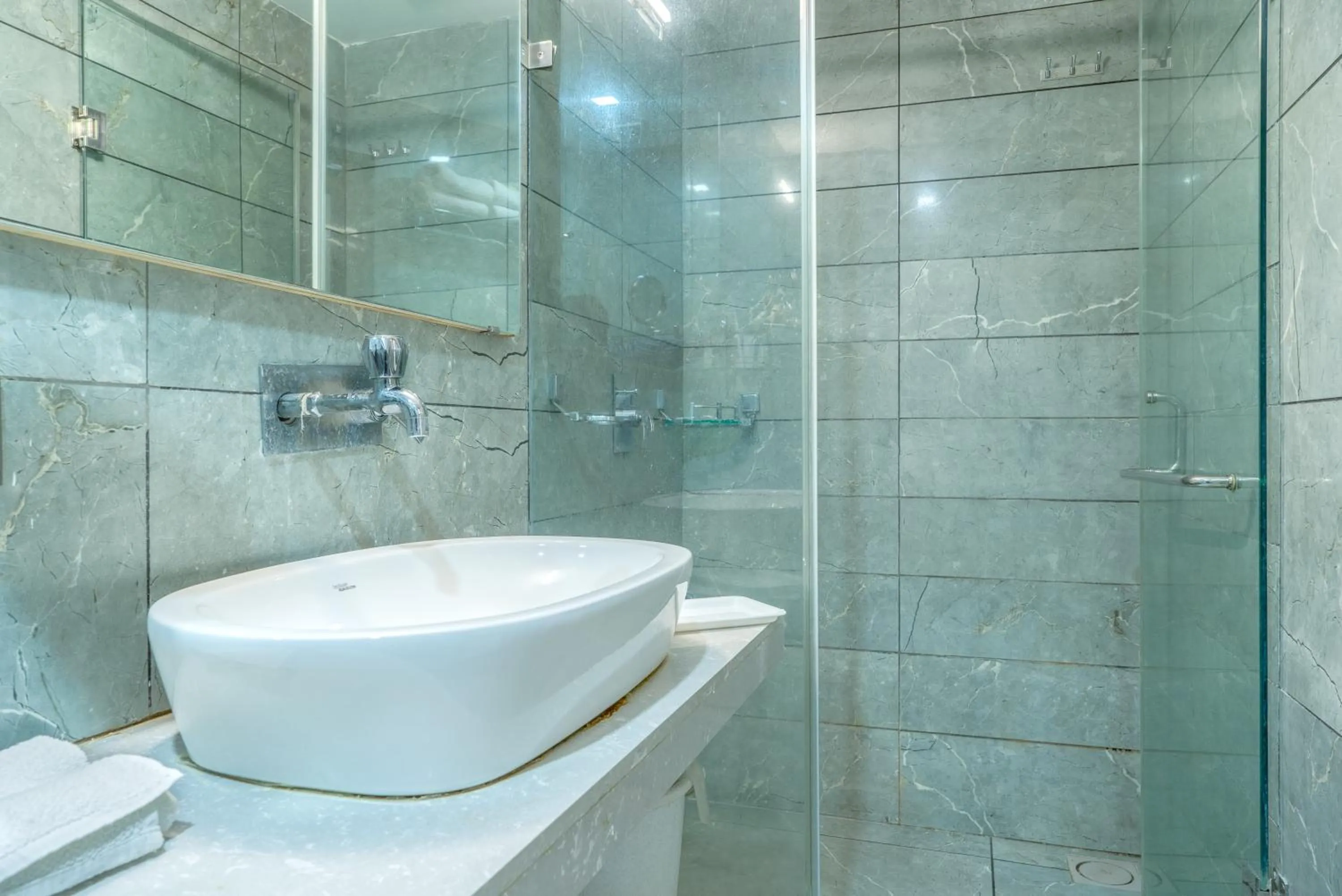 Shower in Super Inn Armoise Hotel - Navrangpura, Ahmedabad