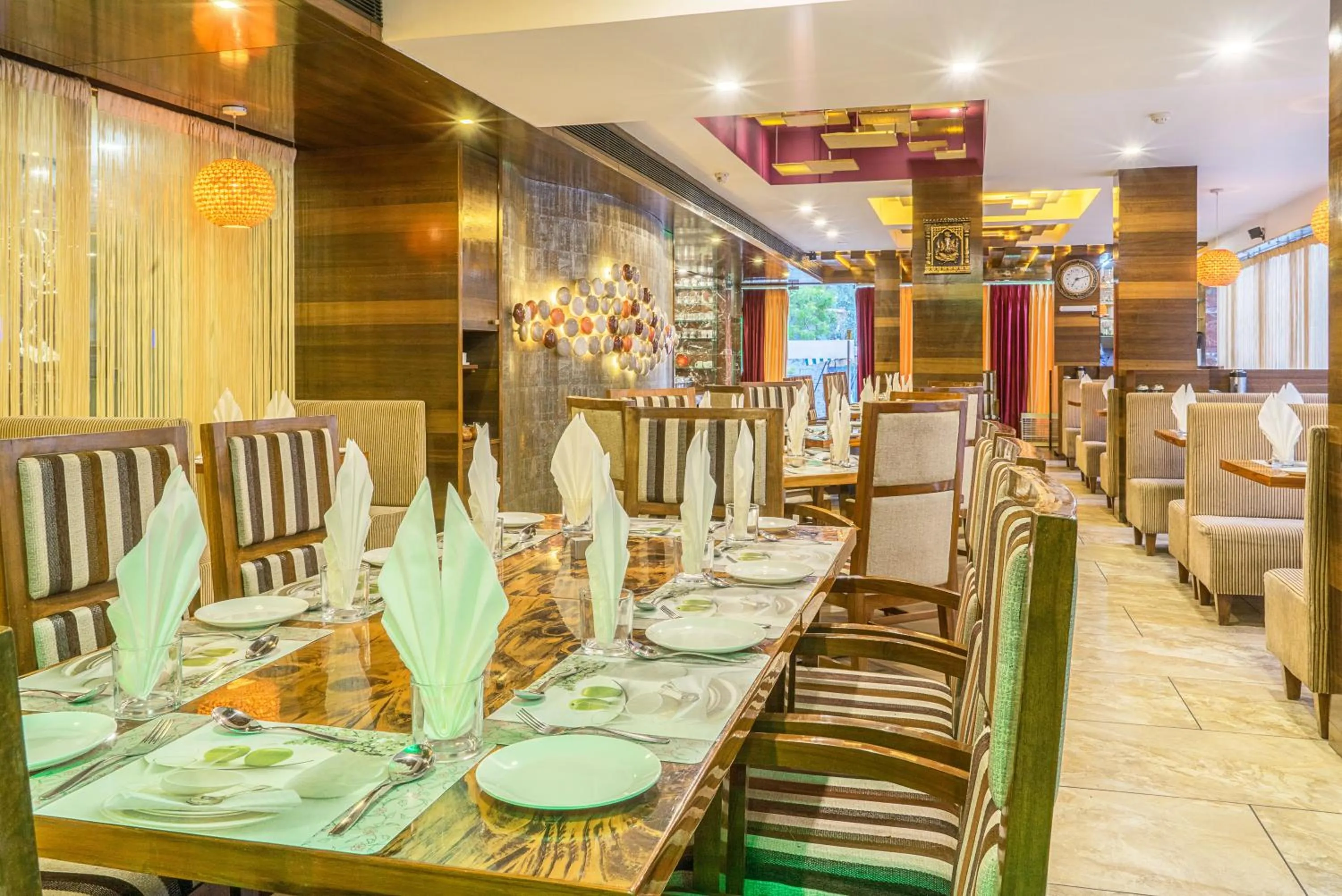 Restaurant/places to eat in Super Inn Armoise Hotel - Navrangpura, Ahmedabad