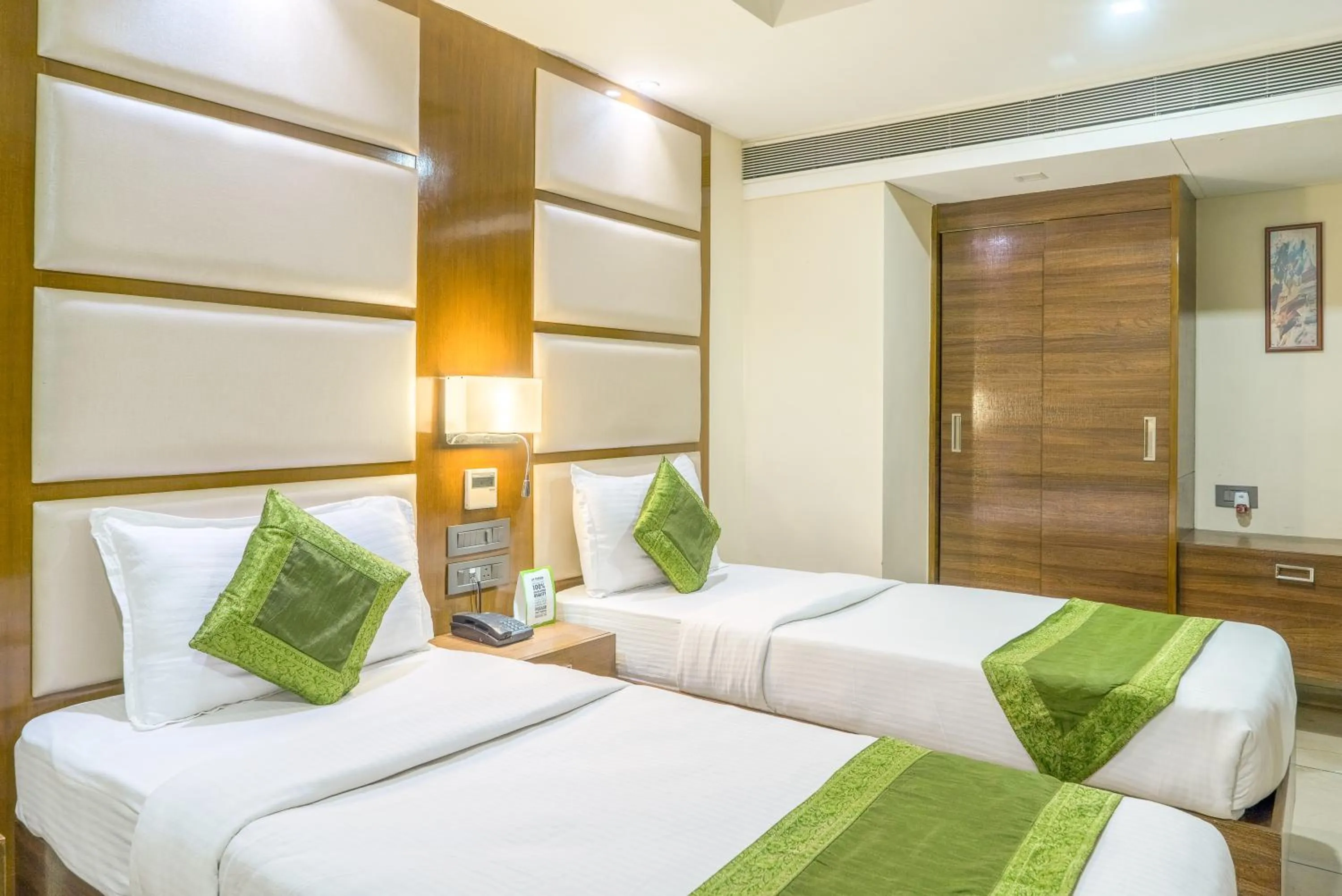 Bedroom, Bed in Super Inn Armoise Hotel - Navrangpura, Ahmedabad