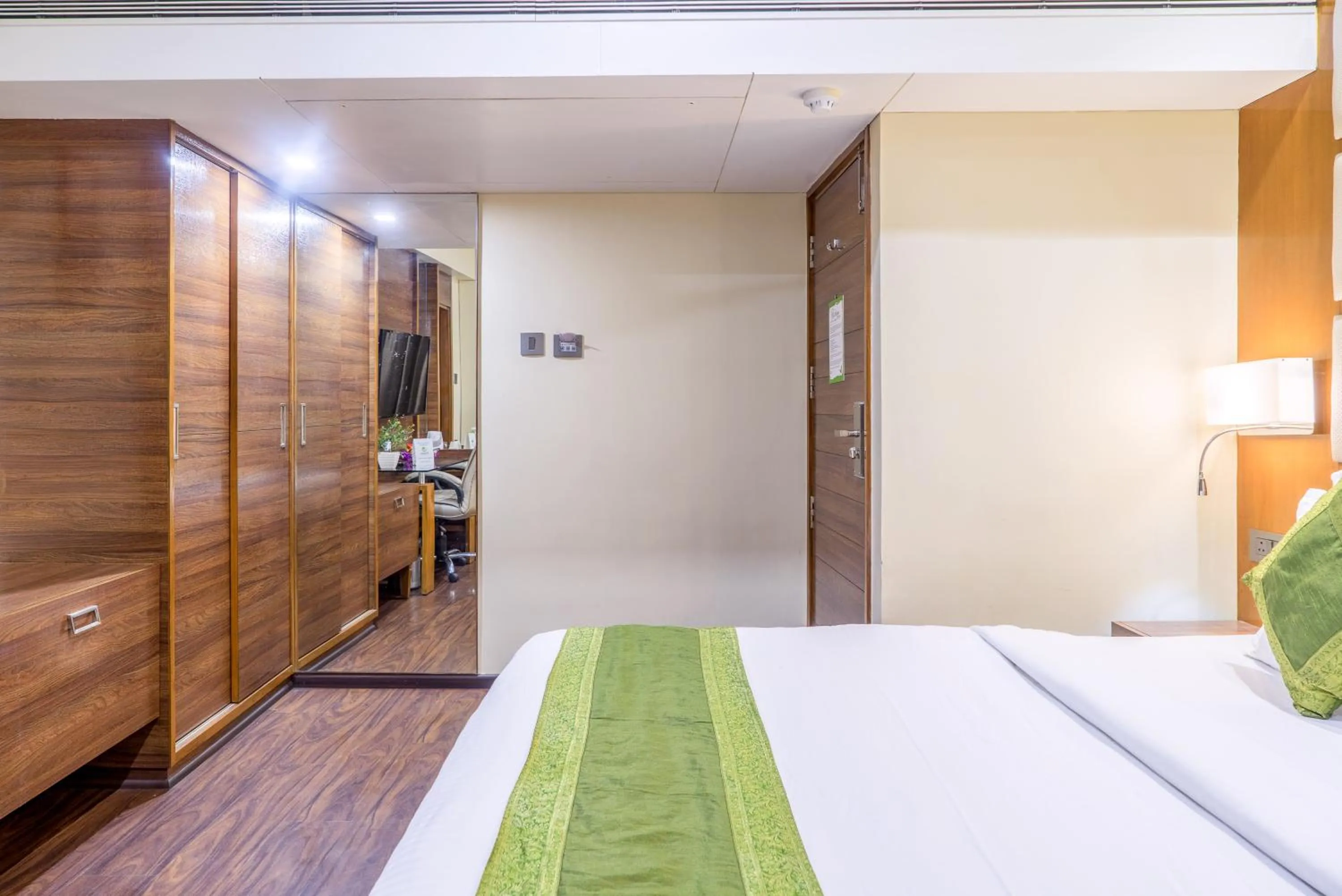 Bed in Super Inn Armoise Hotel - Navrangpura, Ahmedabad