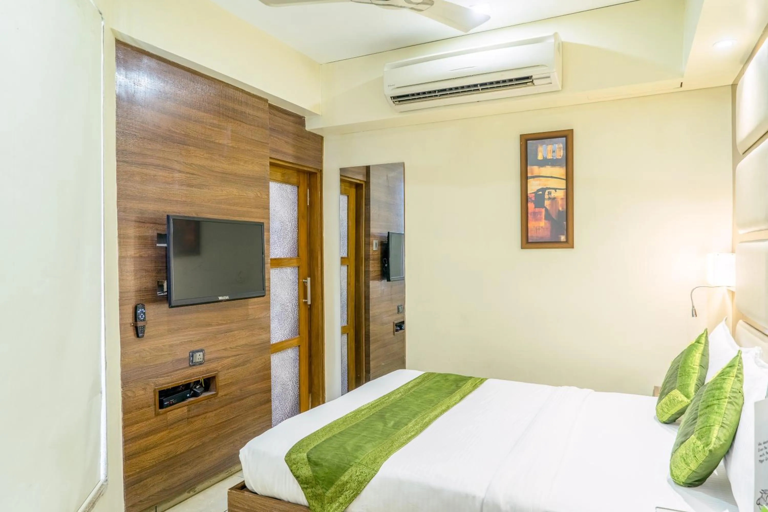 Bed in Super Inn Armoise Hotel - Navrangpura, Ahmedabad