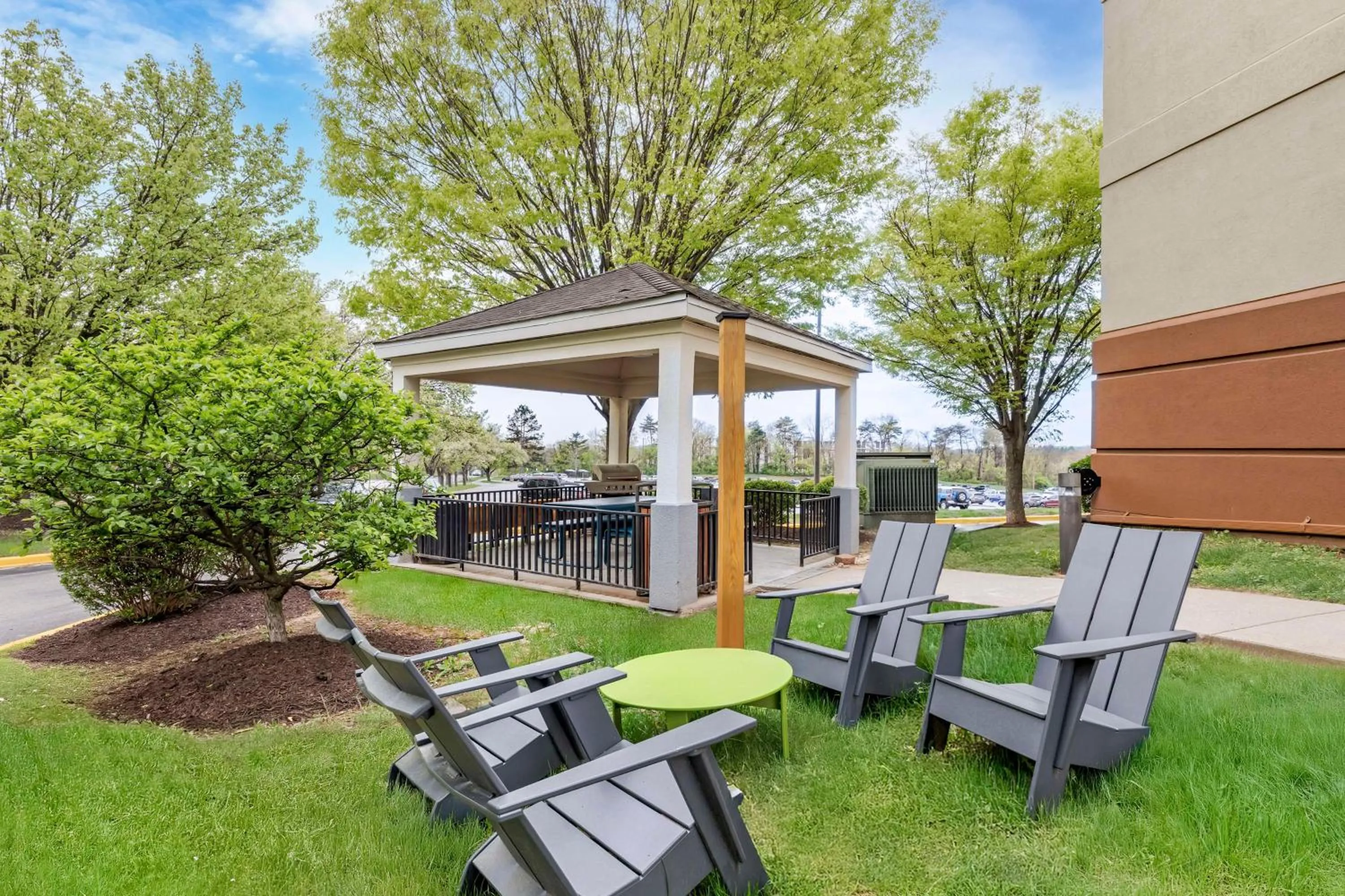 Property building in Sonesta Simply Suites Baltimore BWI Airport