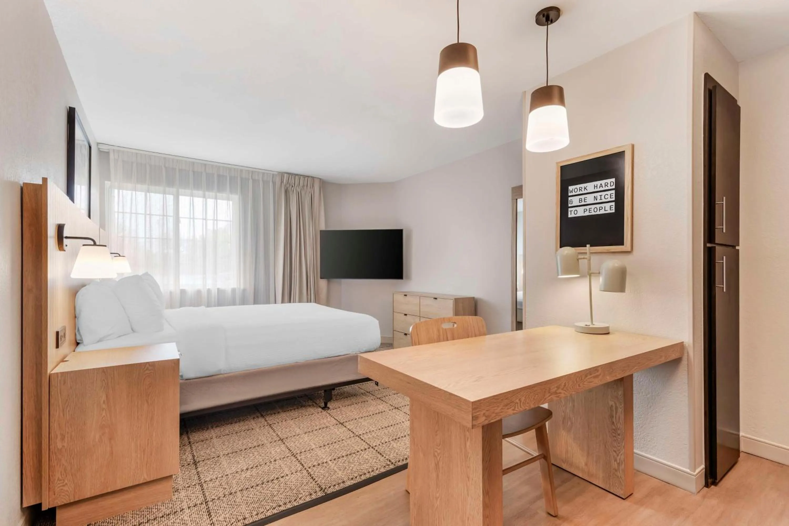 Photo of the whole room, Bed in Sonesta Simply Suites Baltimore BWI Airport