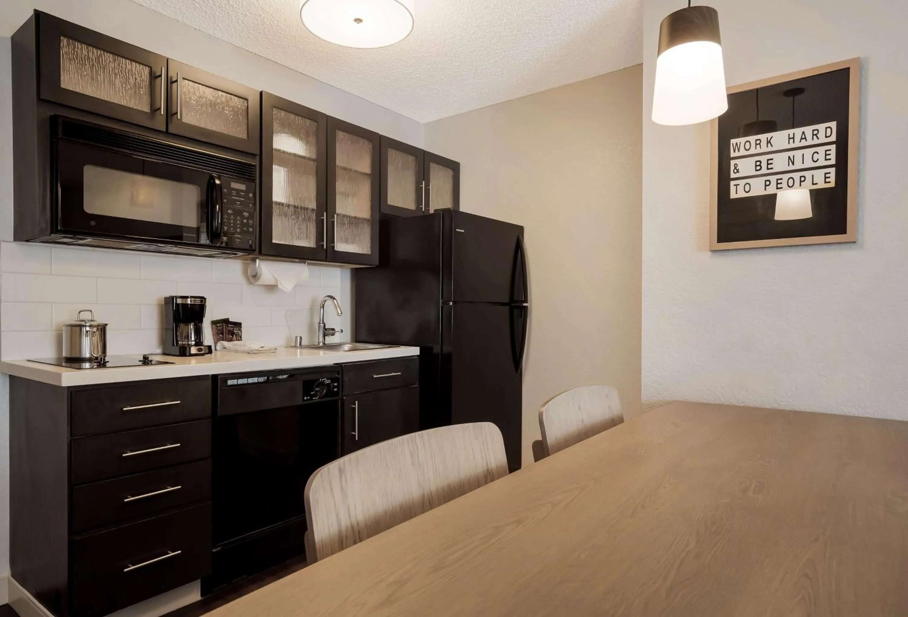 Kitchen or kitchenette in Sonesta Simply Suites Baltimore BWI Airport