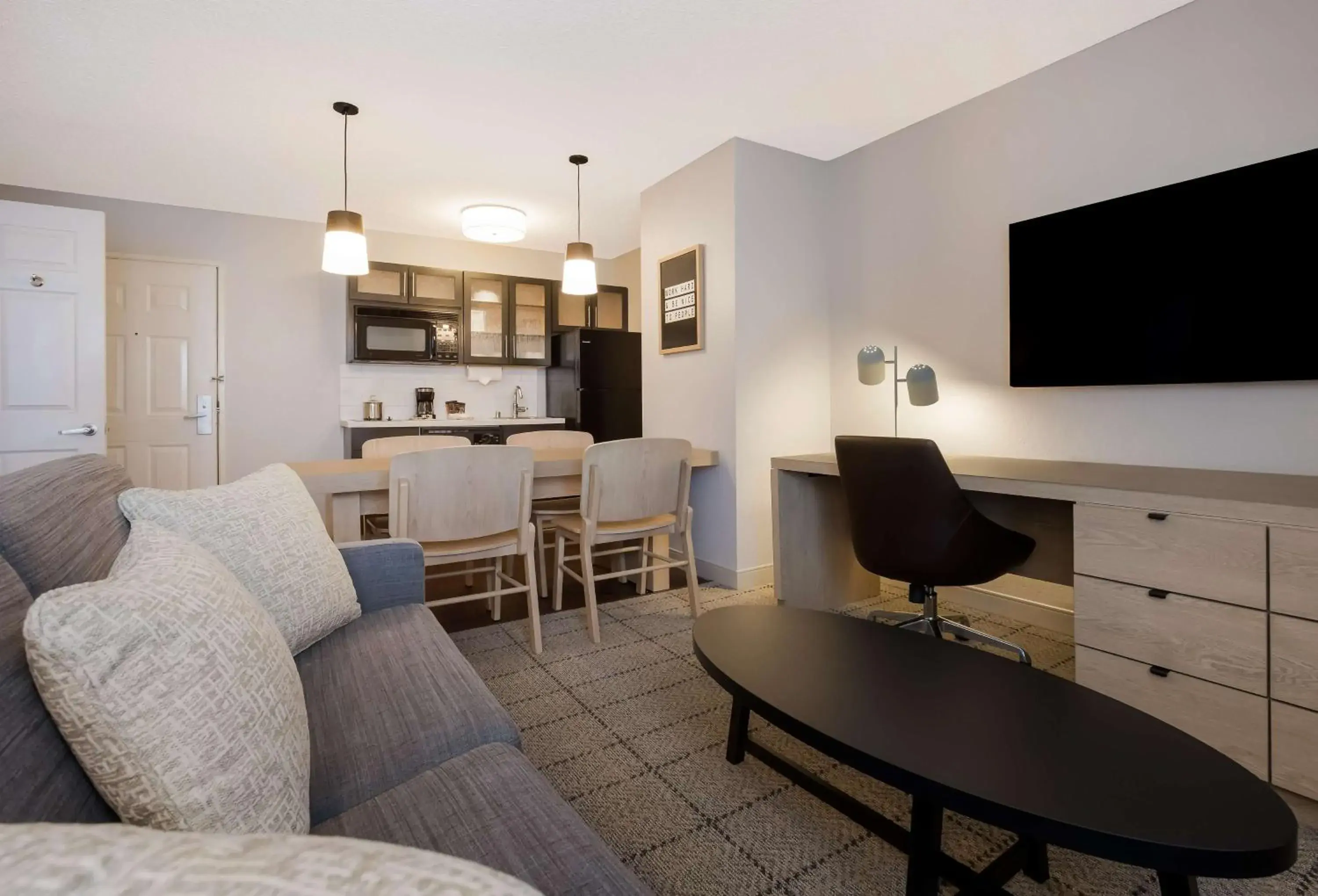 One-Bedroom Queen Suite in Sonesta Simply Suites Baltimore BWI Airport One-Bedroom Queen Suite in Sonesta Simply Suites Baltimore BWI Airport