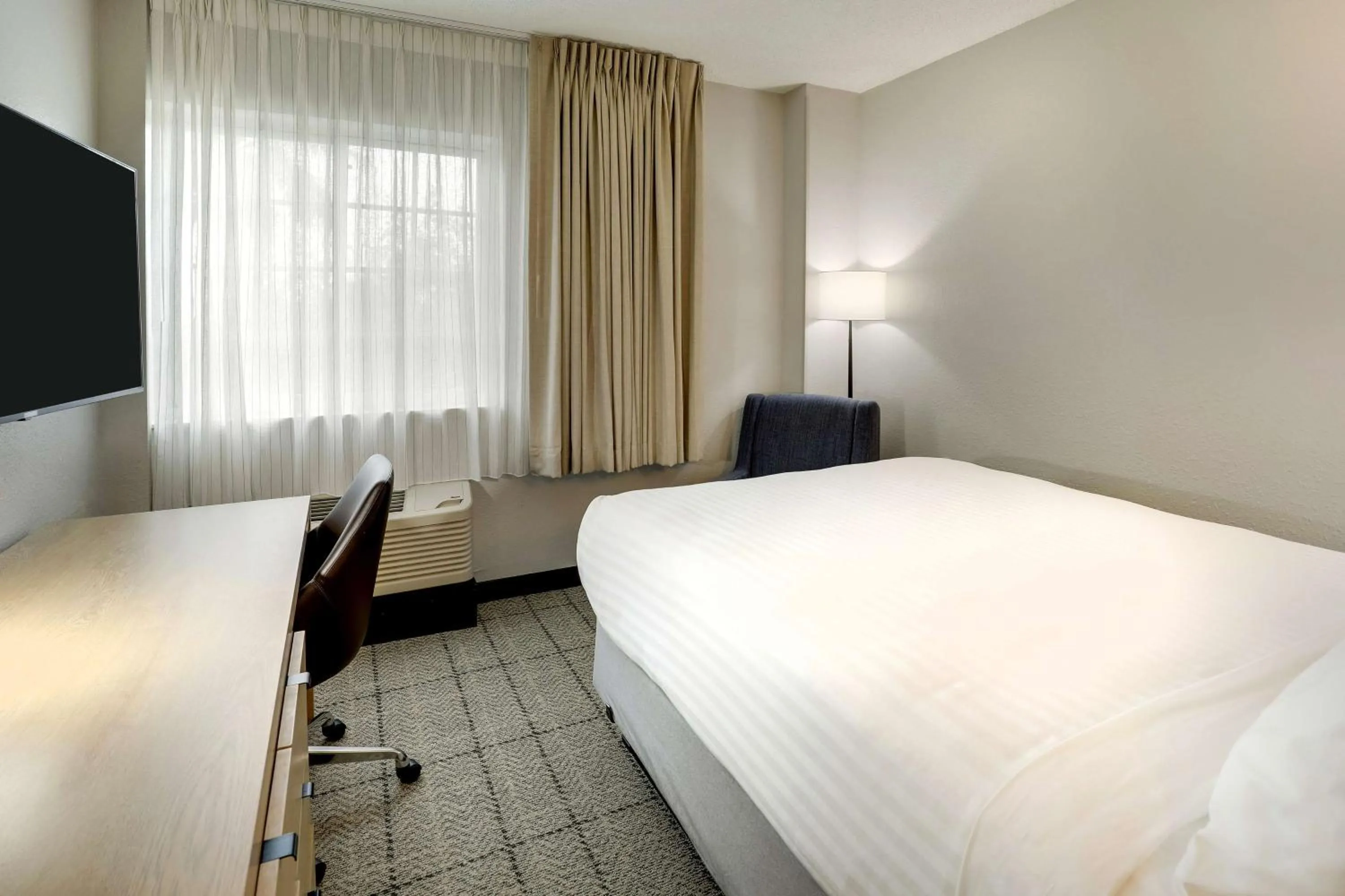 Bedroom, Bed in Sonesta Simply Suites Baltimore BWI Airport
