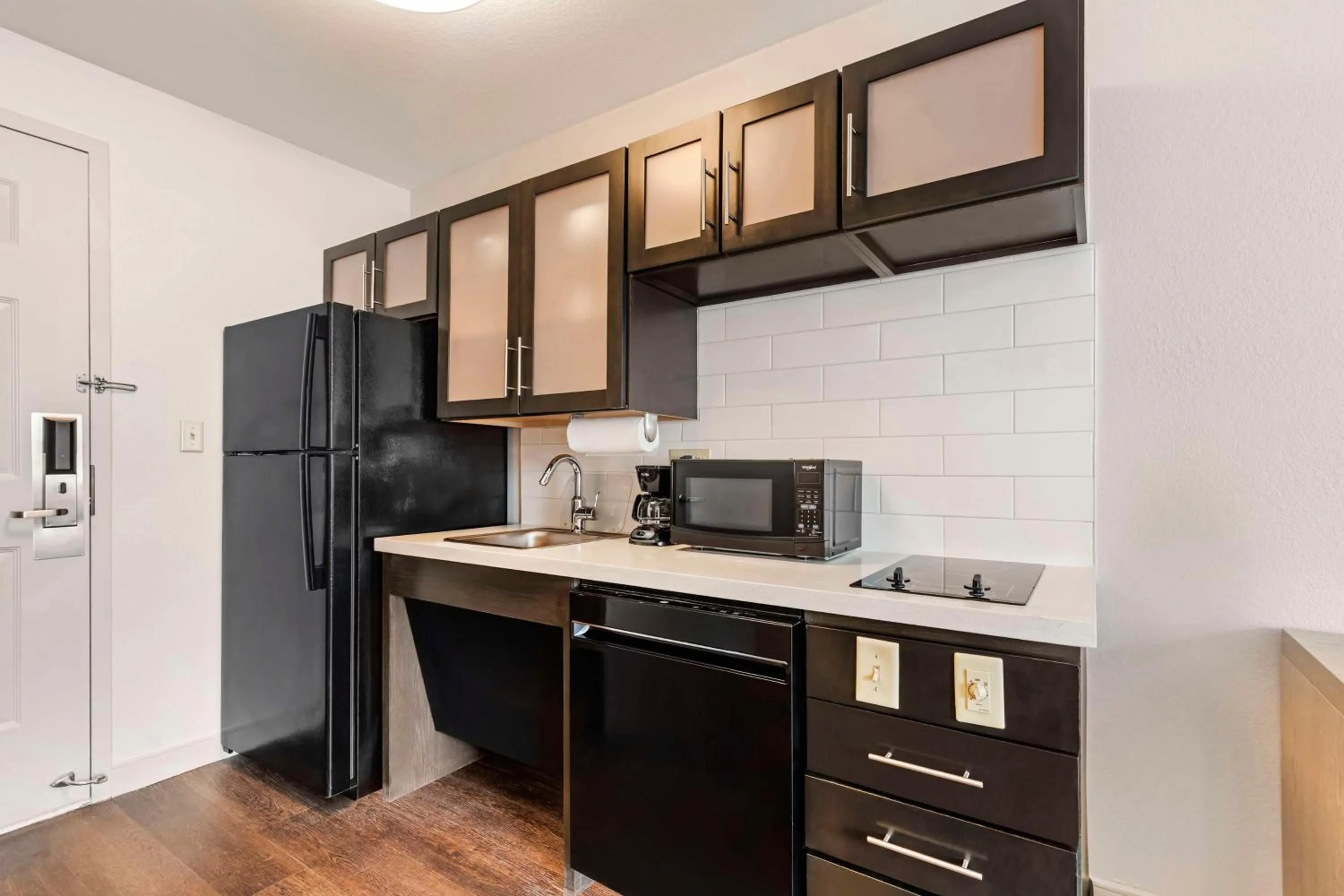 Kitchen or kitchenette in Sonesta Simply Suites Baltimore BWI Airport