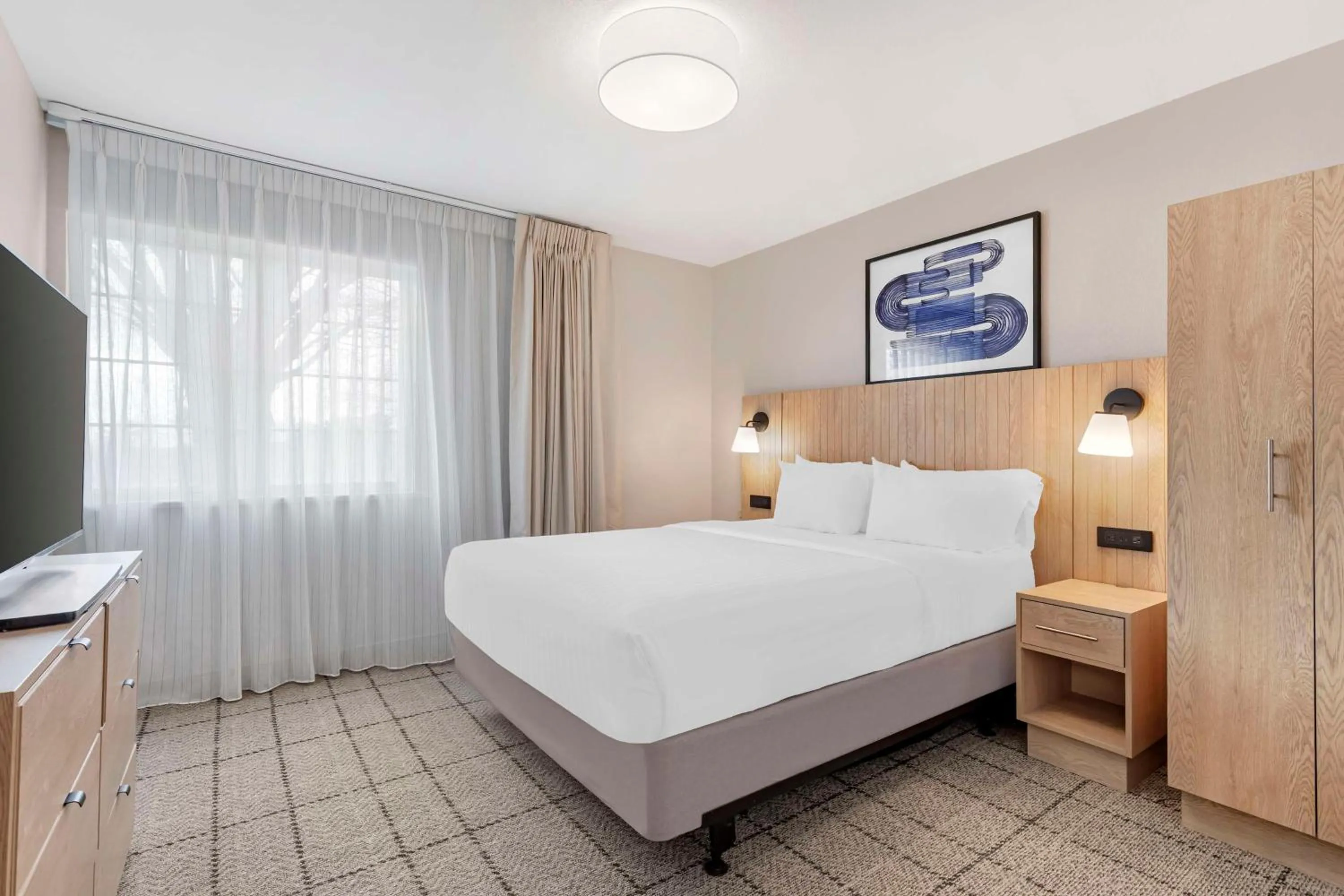 Photo of the whole room, Bed in Sonesta Simply Suites Baltimore BWI Airport