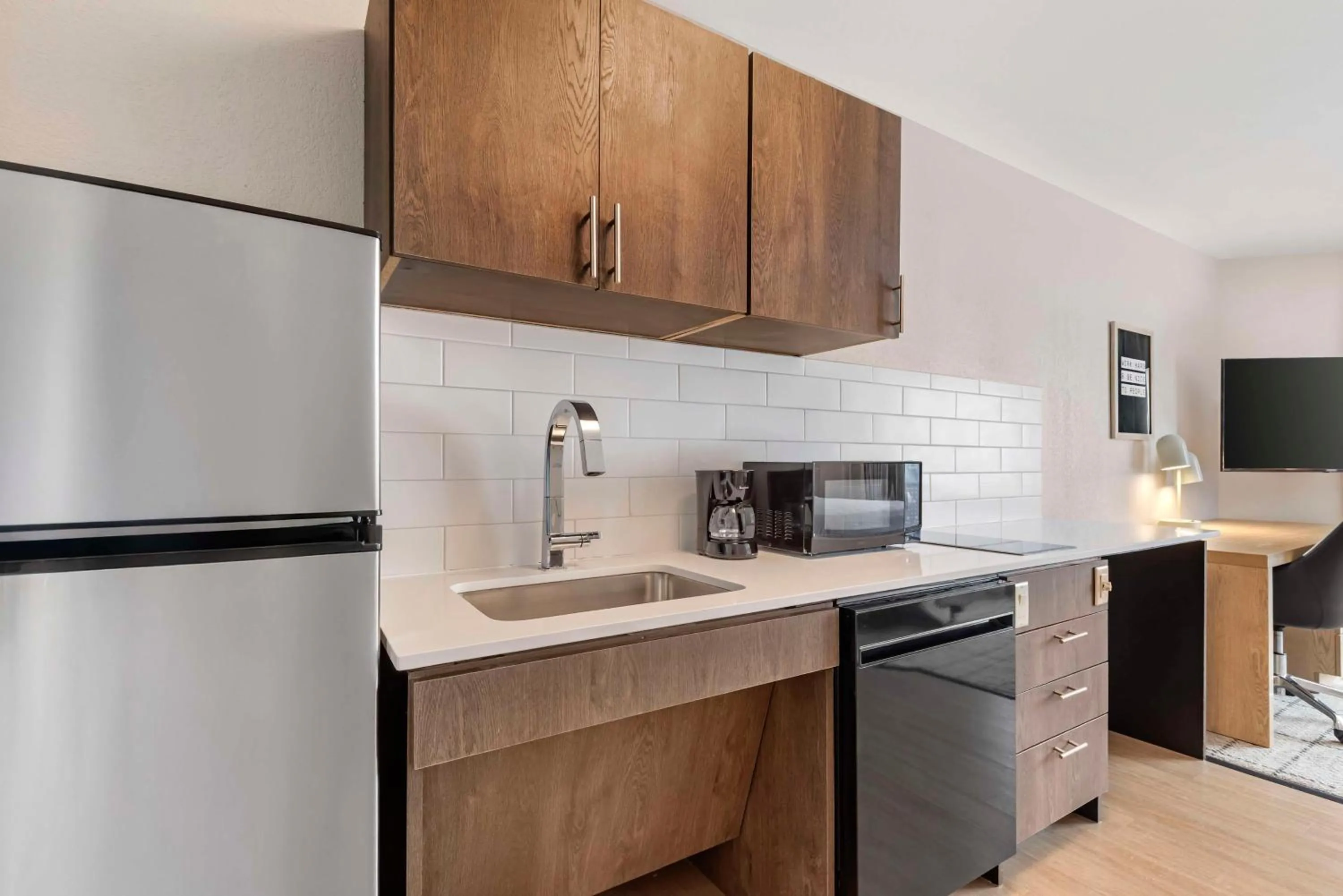 Kitchen or kitchenette in Sonesta Simply Suites Baltimore BWI Airport