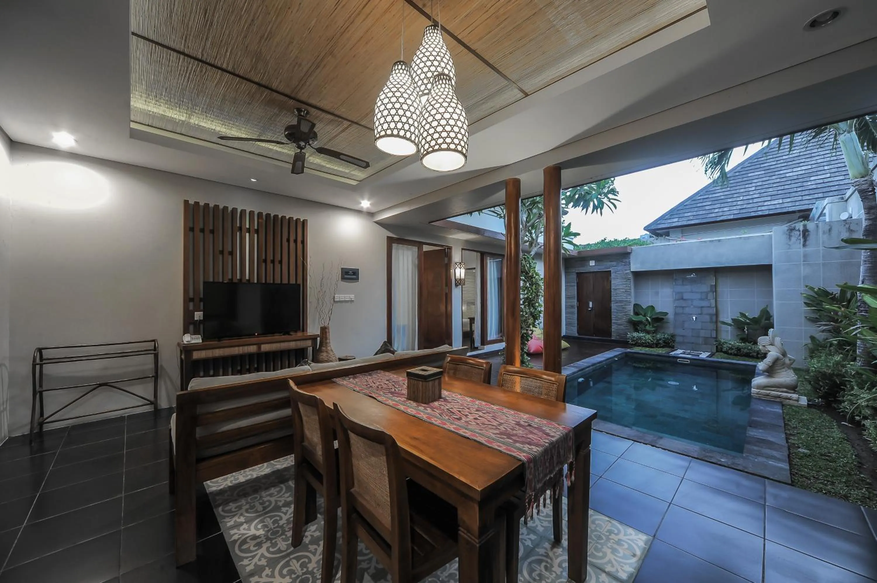 Seating area in Gaing Mas Jimbaran Villas by Gaing Mas Group