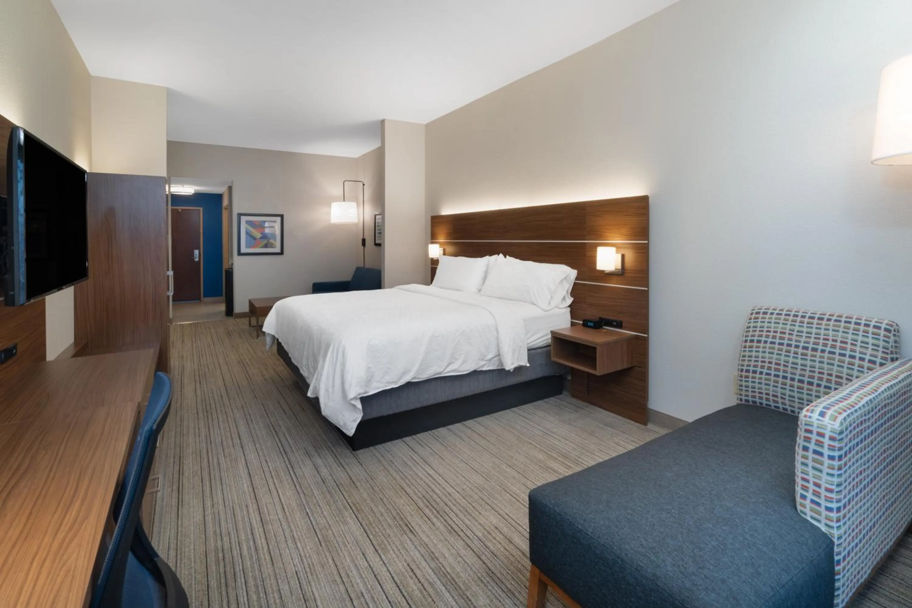 Photo of the whole room, Bed in Holiday Inn Express Hotel & Suites Talladega by IHG