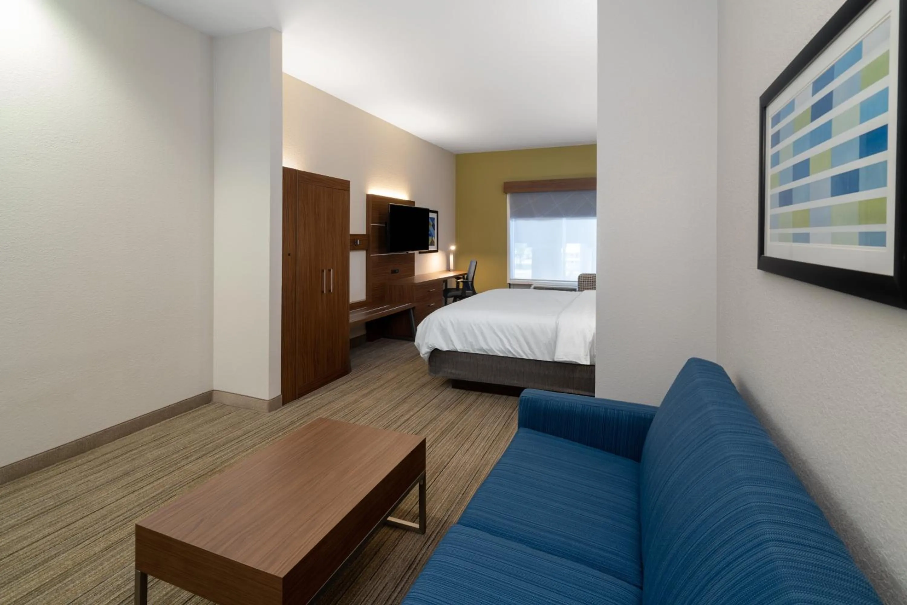 Photo of the whole room, Bed in Holiday Inn Express Hotel & Suites Talladega by IHG