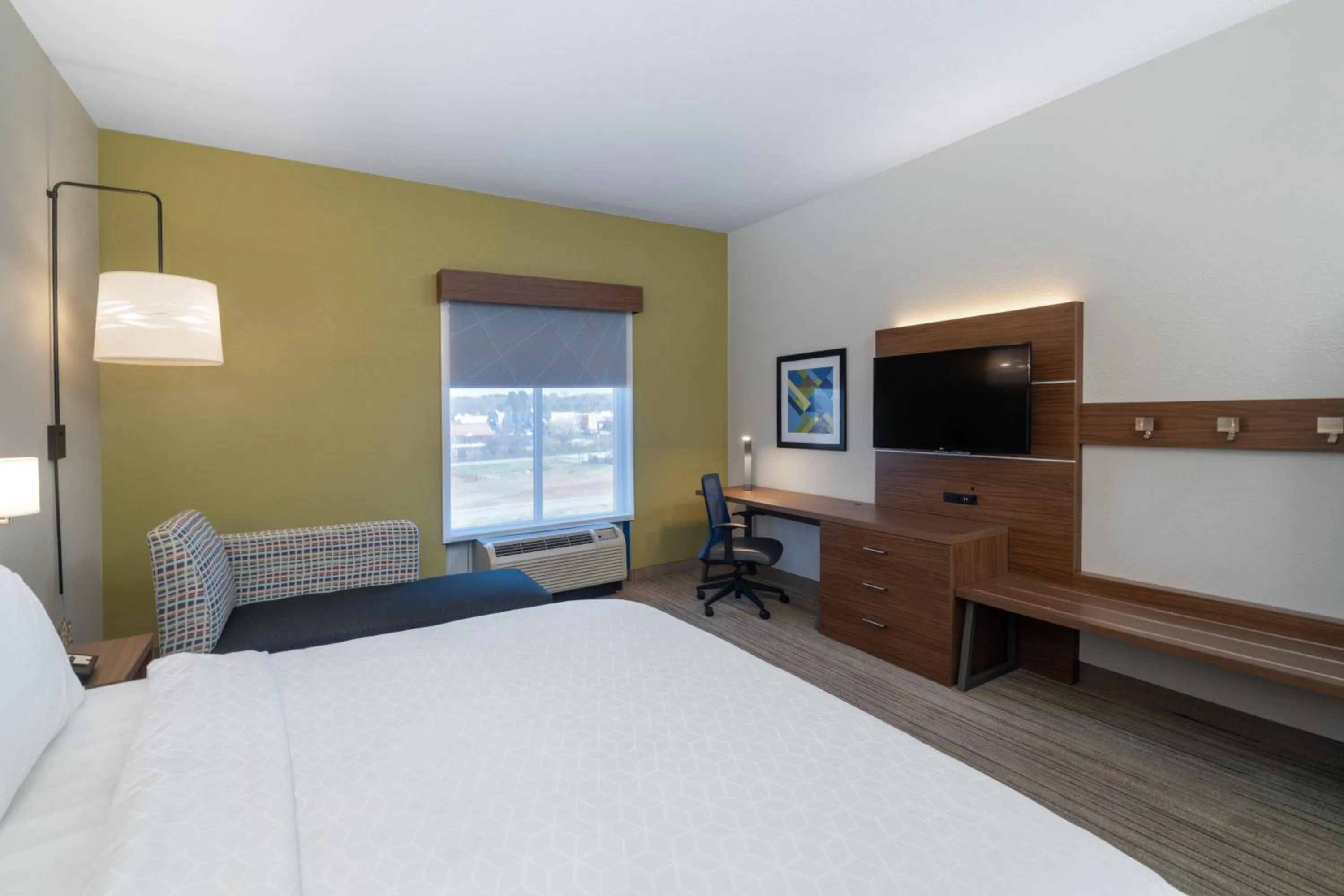 Photo of the whole room, Bed in Holiday Inn Express Hotel & Suites Talladega by IHG