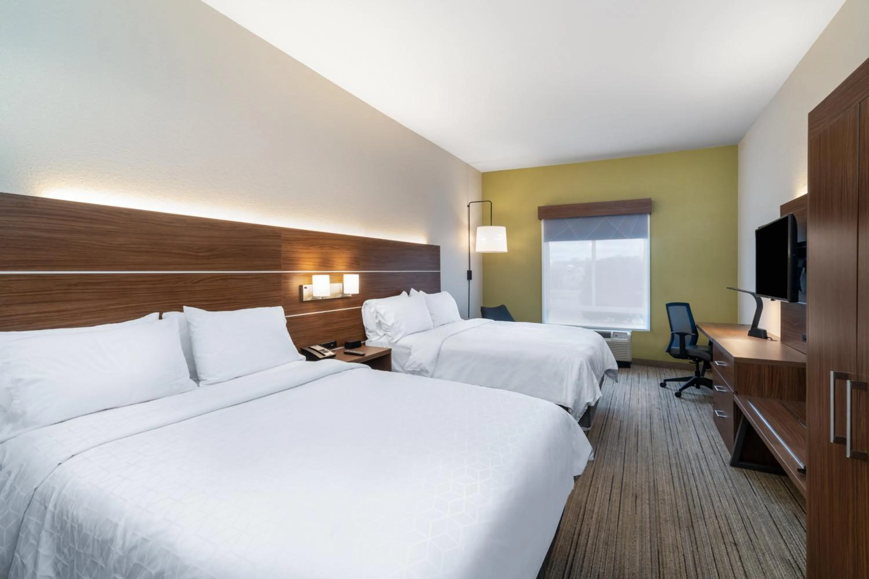 Photo of the whole room, Bed in Holiday Inn Express Hotel & Suites Talladega by IHG