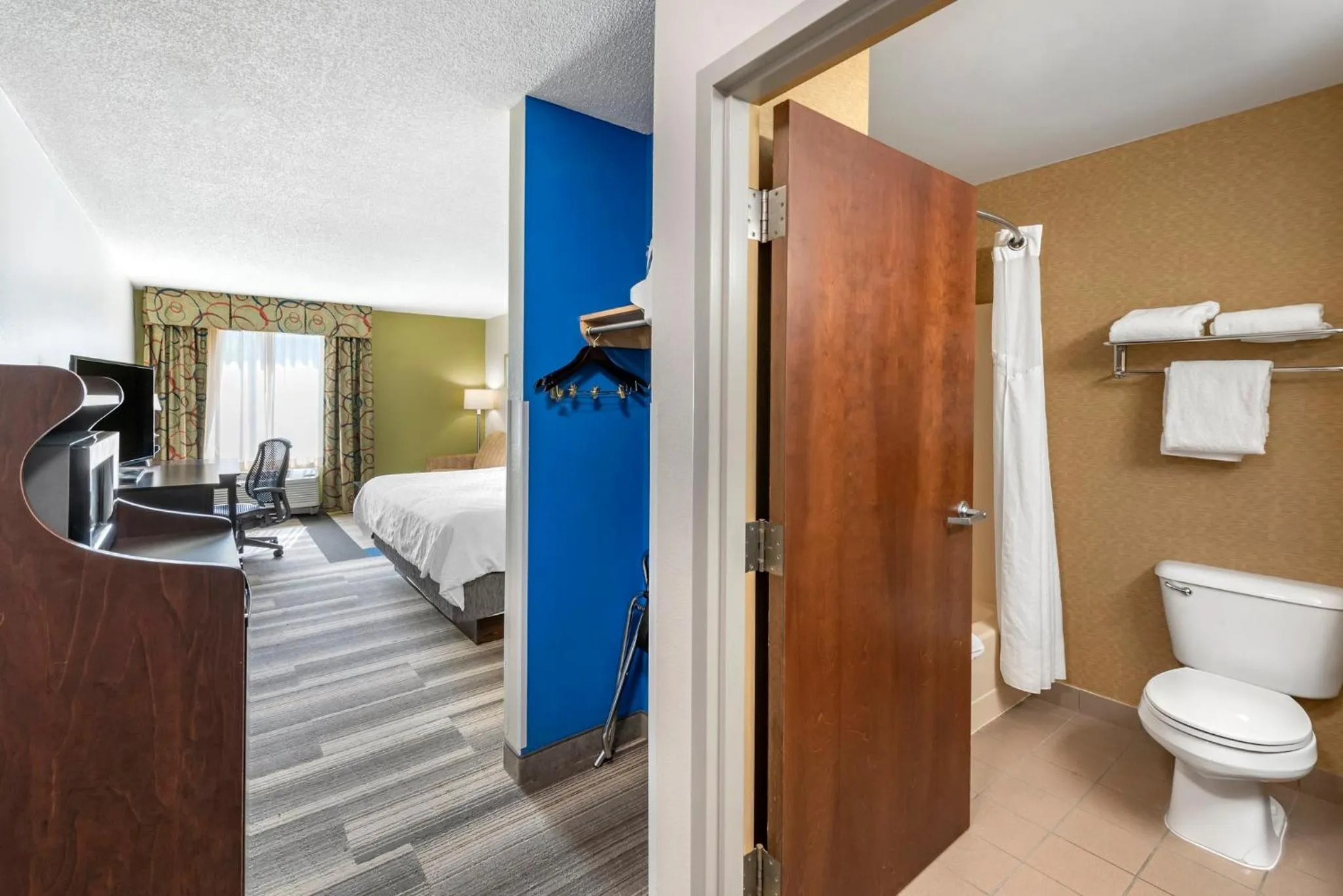 Photo of the whole room in Holiday Inn Express Hotel & Suites Cincinnati-Blue Ash by IHG