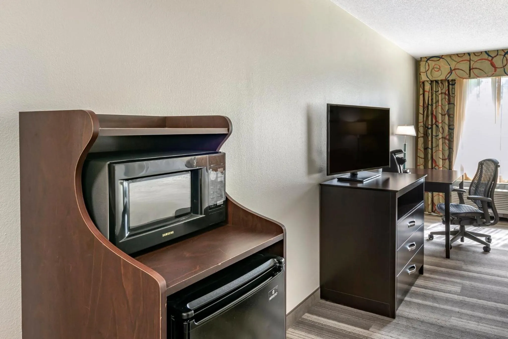 Bedroom in Holiday Inn Express Hotel & Suites Cincinnati-Blue Ash by IHG