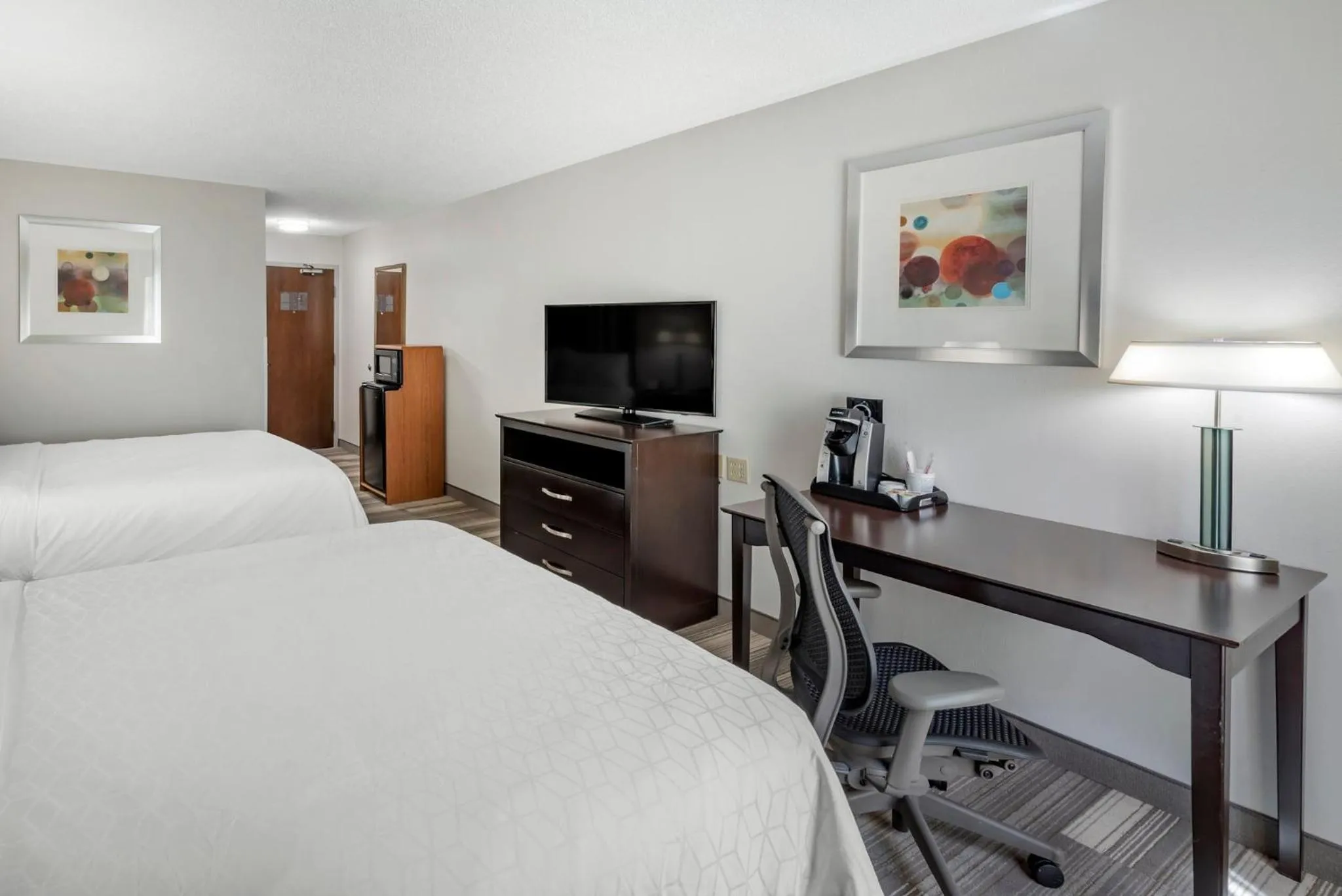 Photo of the whole room, Bed in Holiday Inn Express Hotel & Suites Cincinnati-Blue Ash by IHG