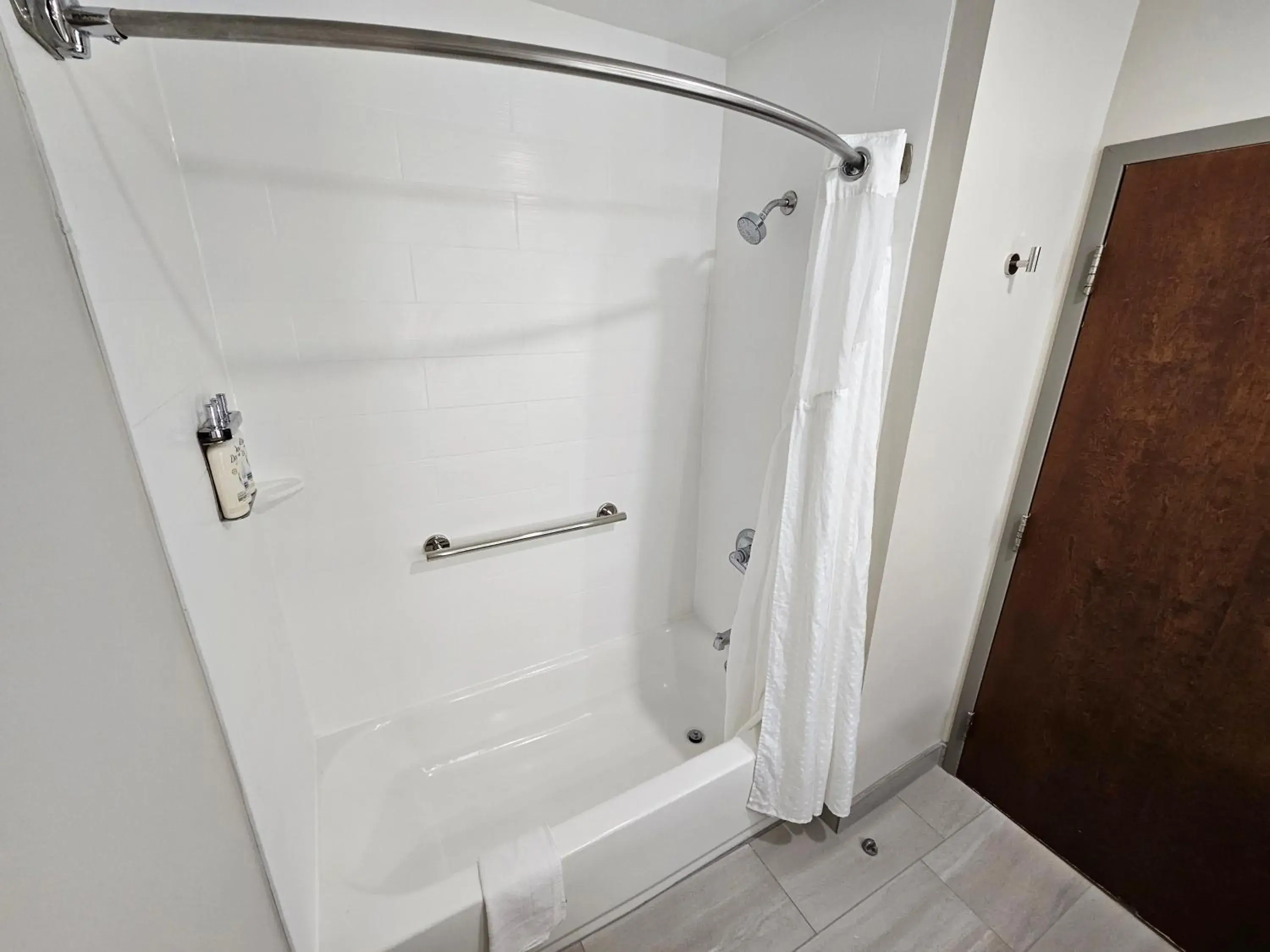 Standard Queen Room with Two Queen Beds and Mobility Accessible Tub in Holiday Inn Express Hotel & Suites Cincinnati-Blue Ash by IHG Standard Queen Room with Two Queen Beds and Mobility Accessible Tub in Holiday Inn Express Hotel & Suites Cincinnati-Blue Ash by IHG