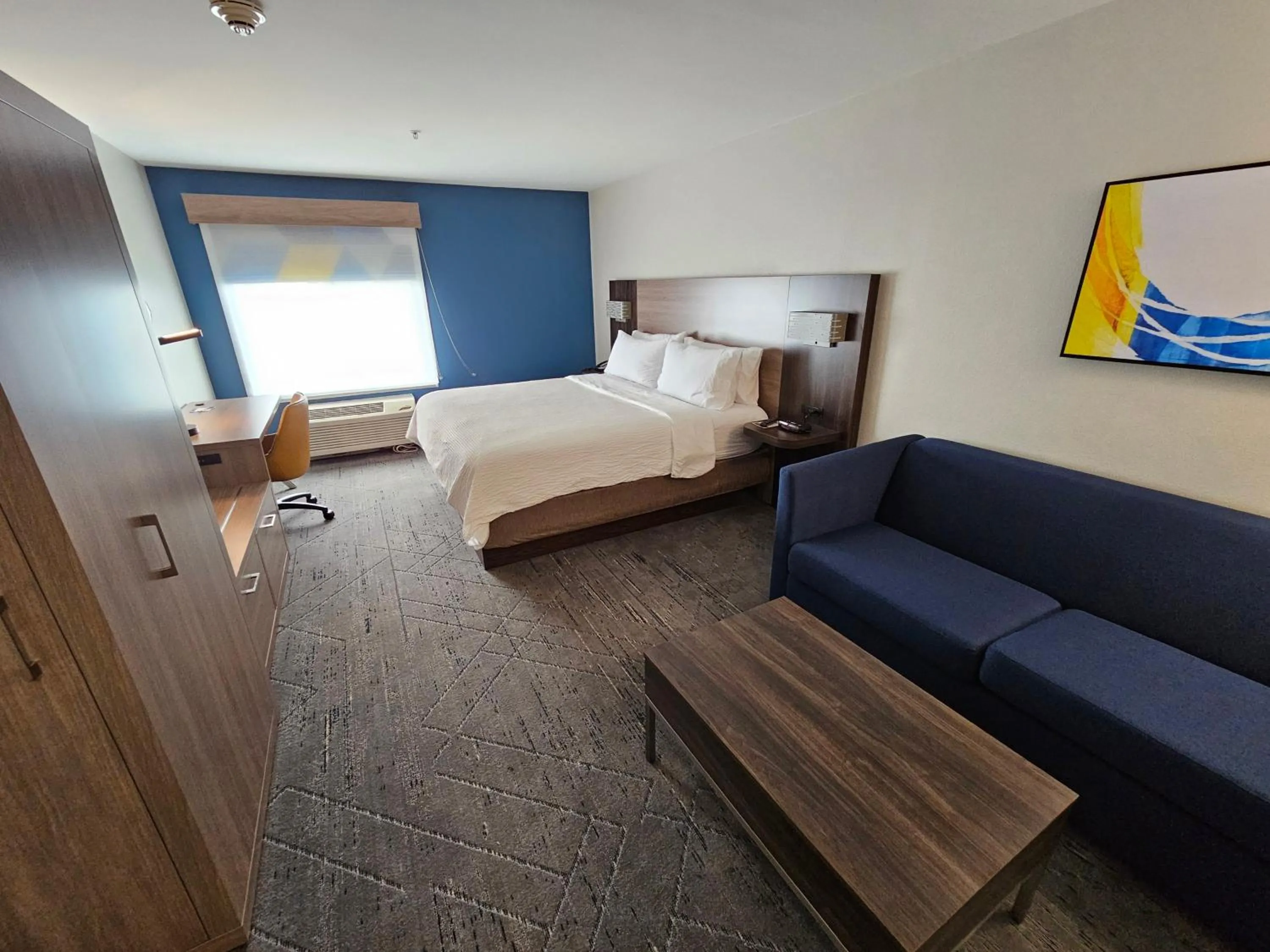 Photo of the whole room, Bed in Holiday Inn Express Hotel & Suites Cincinnati-Blue Ash by IHG