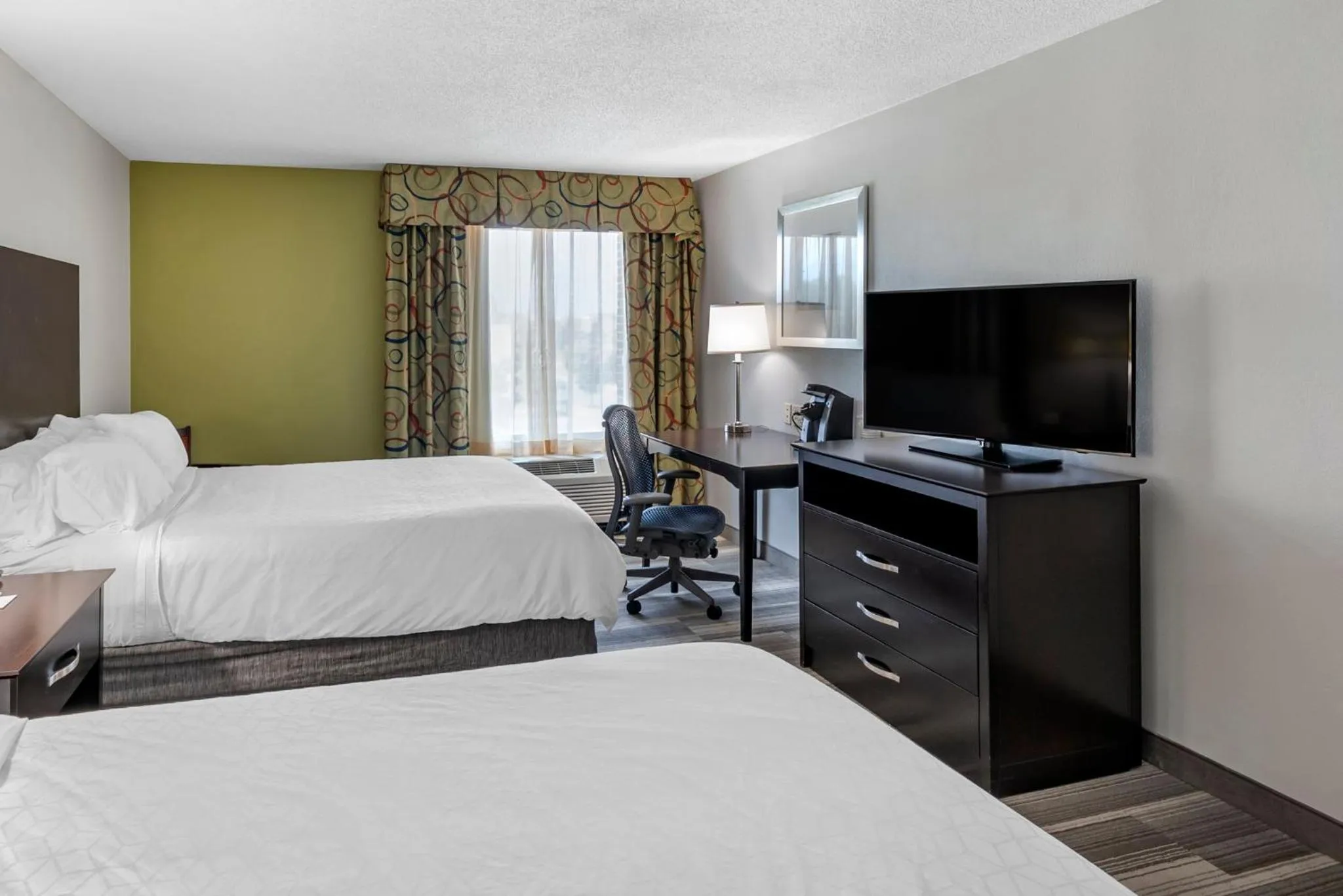 Photo of the whole room, Bed in Holiday Inn Express Hotel & Suites Cincinnati-Blue Ash by IHG
