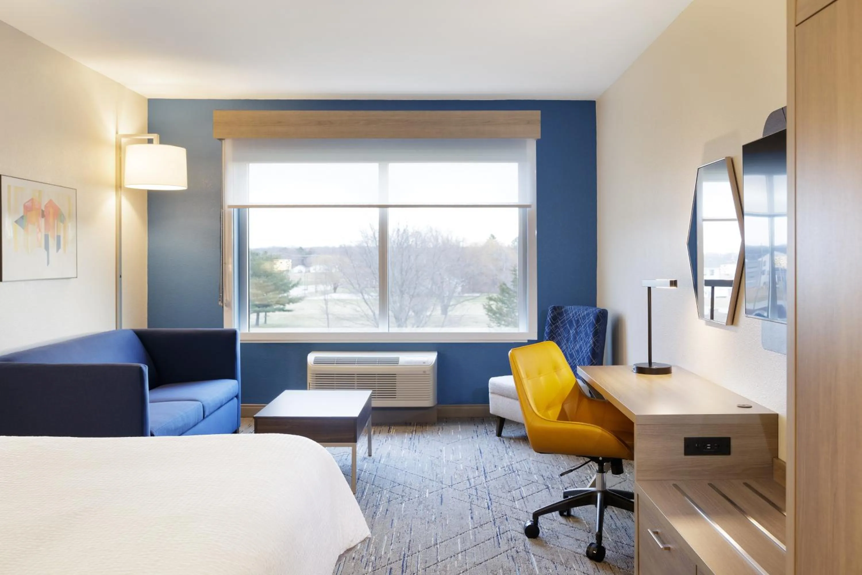 Photo of the whole room, Bed in Holiday Inn Express Hotel & Suites Cincinnati-Blue Ash by IHG