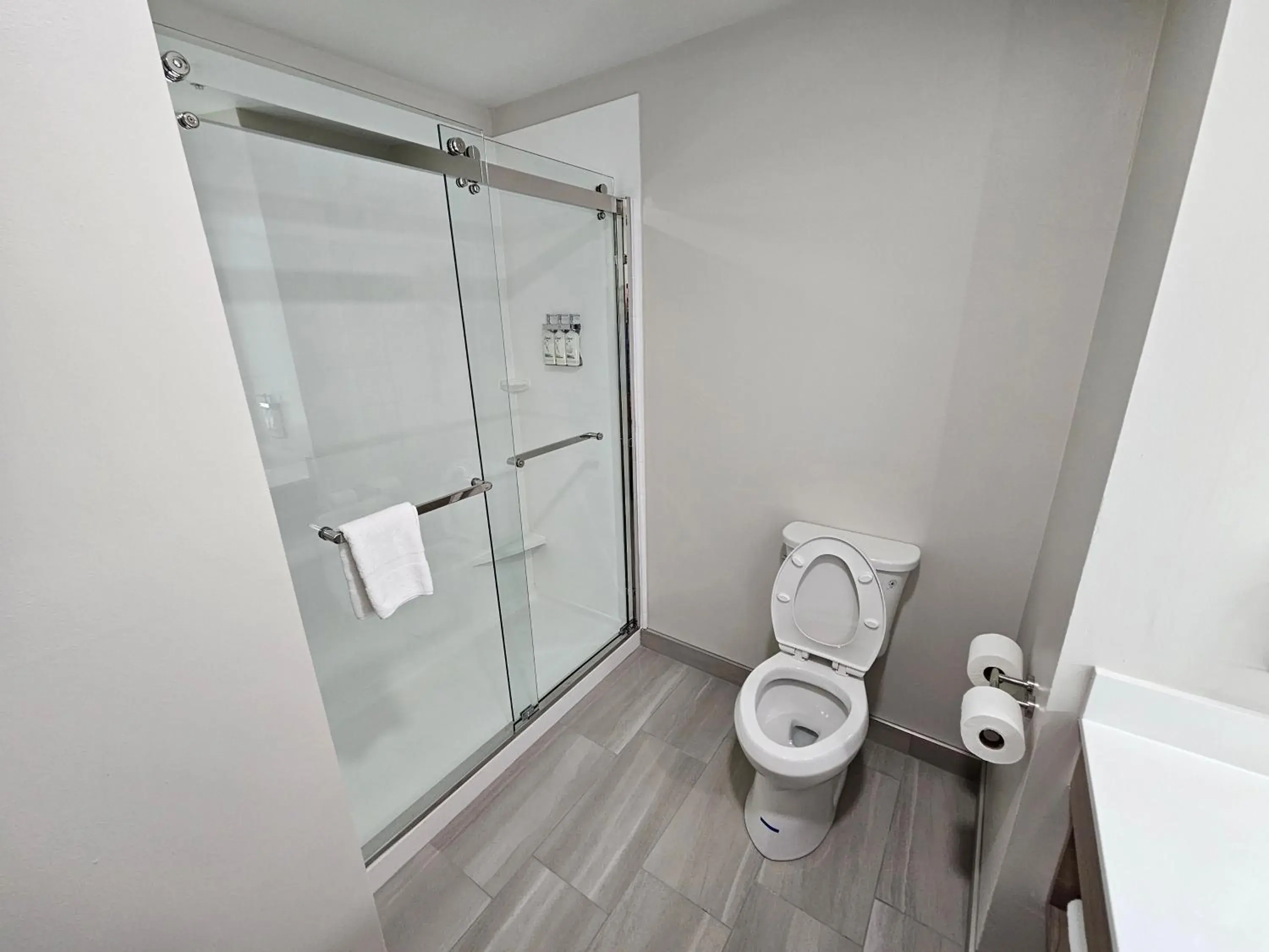 Standard King Room in Holiday Inn Express Hotel & Suites Cincinnati-Blue Ash by IHG Standard King Room in Holiday Inn Express Hotel & Suites Cincinnati-Blue Ash by IHG