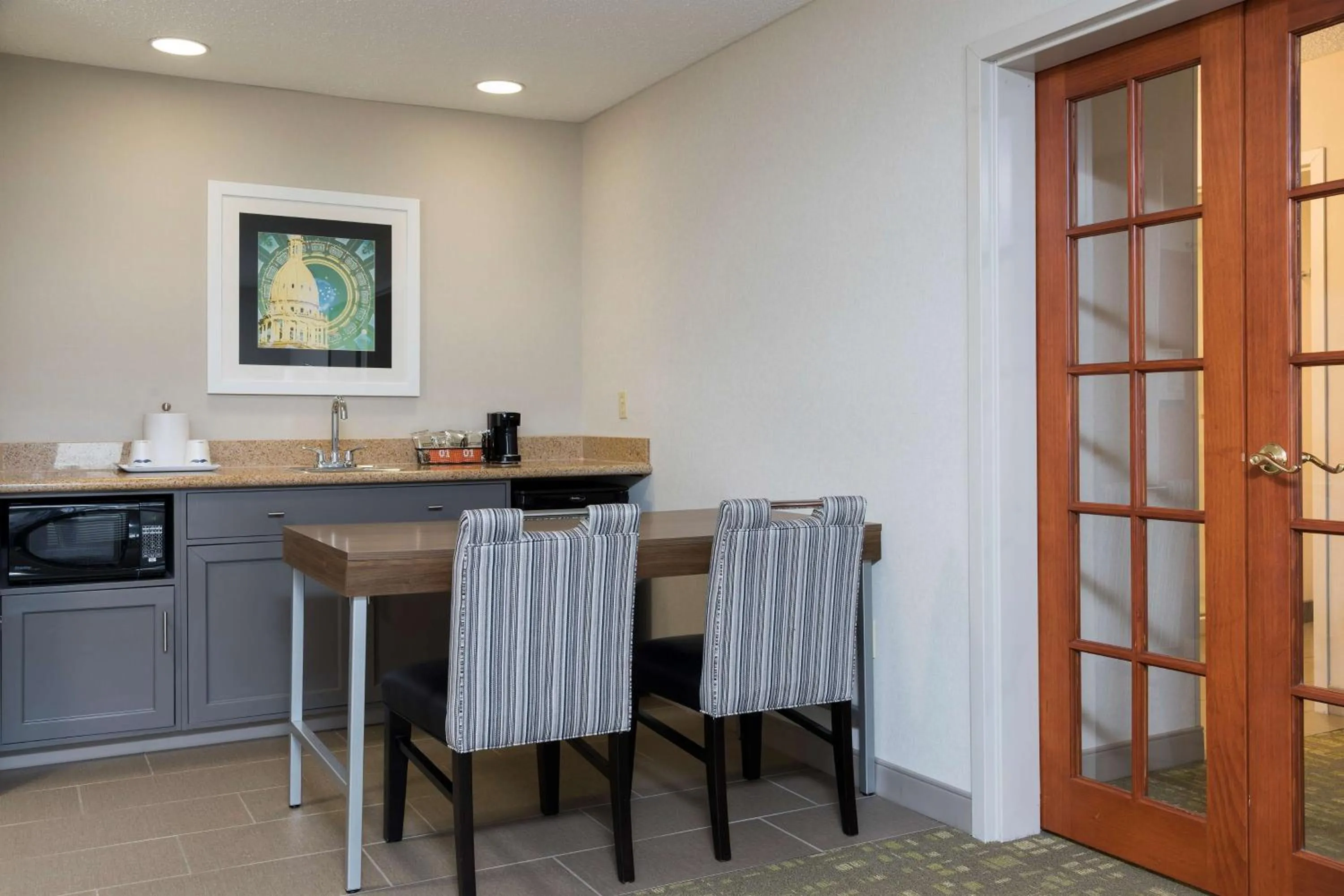 Kitchen or kitchenette in Hampton Inn & Suites East Lansing